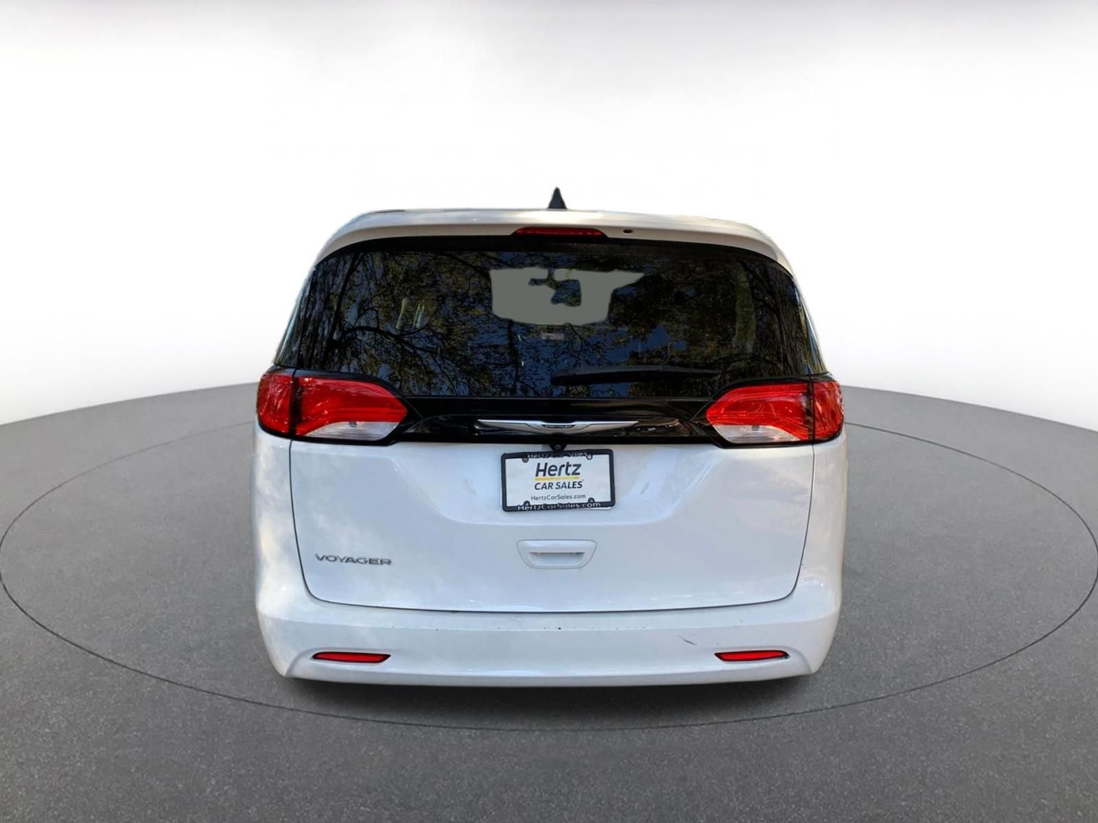 Thumbnail: 2022 Chrysler Voyager - 6