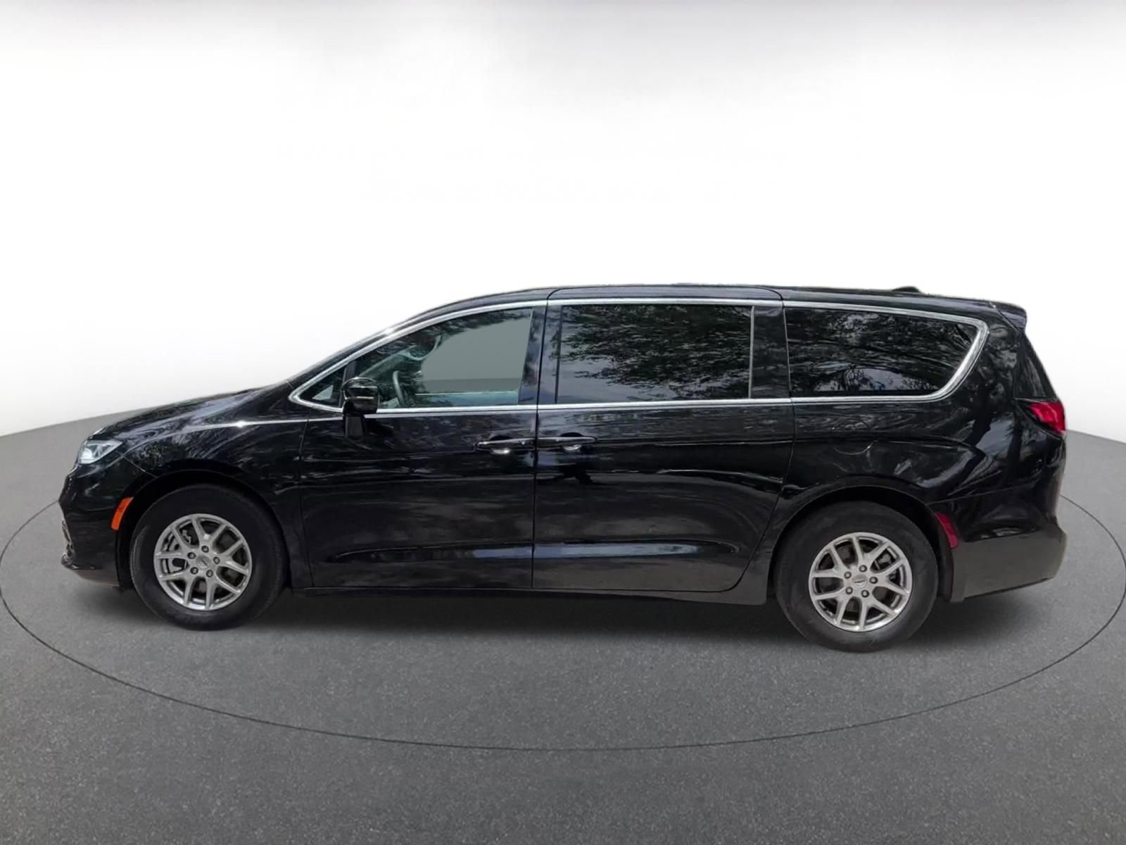 Thumbnail: 2025 Chrysler Pacifica - 9