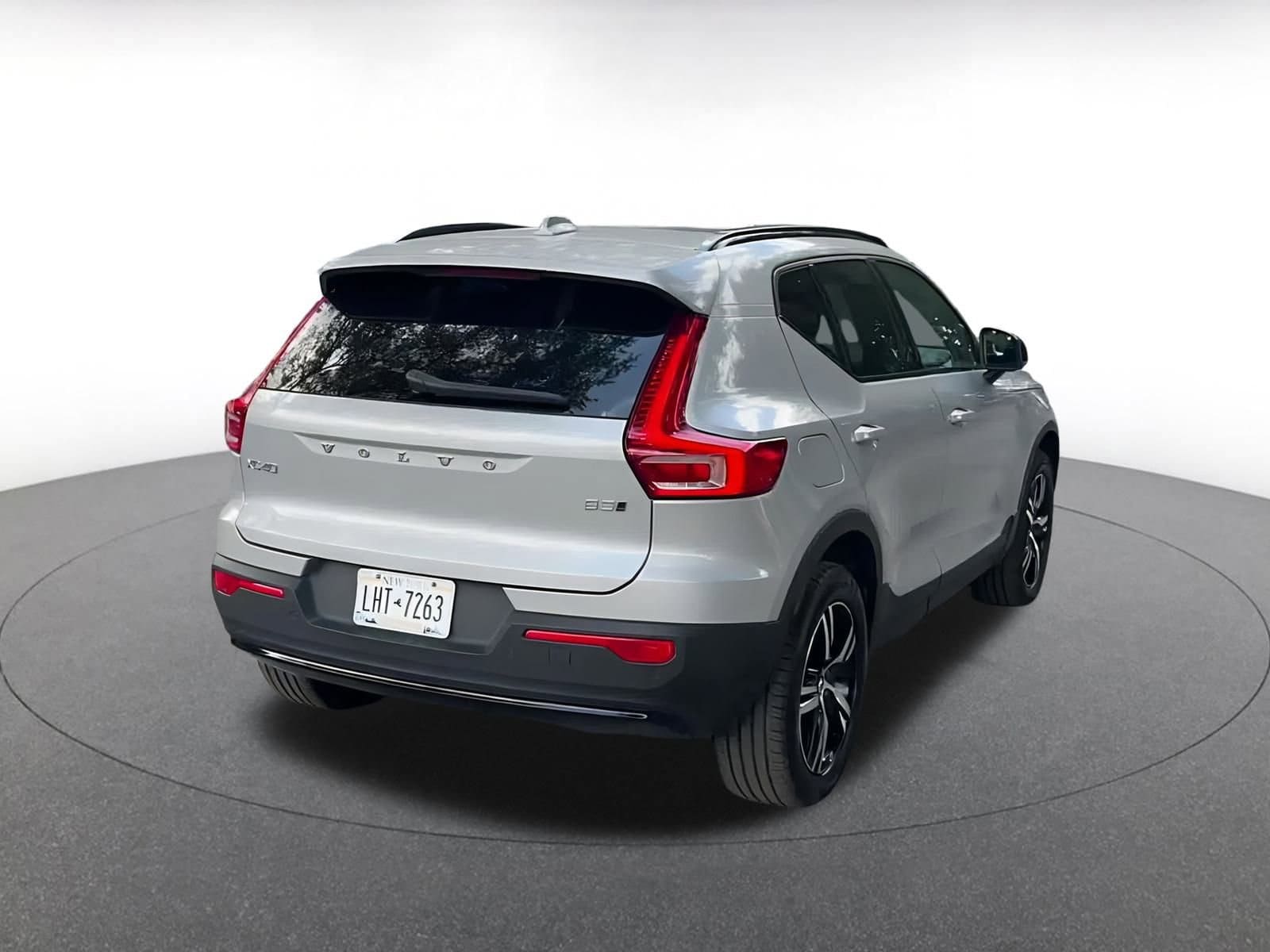 Thumbnail: 2024 Volvo XC40 - 14