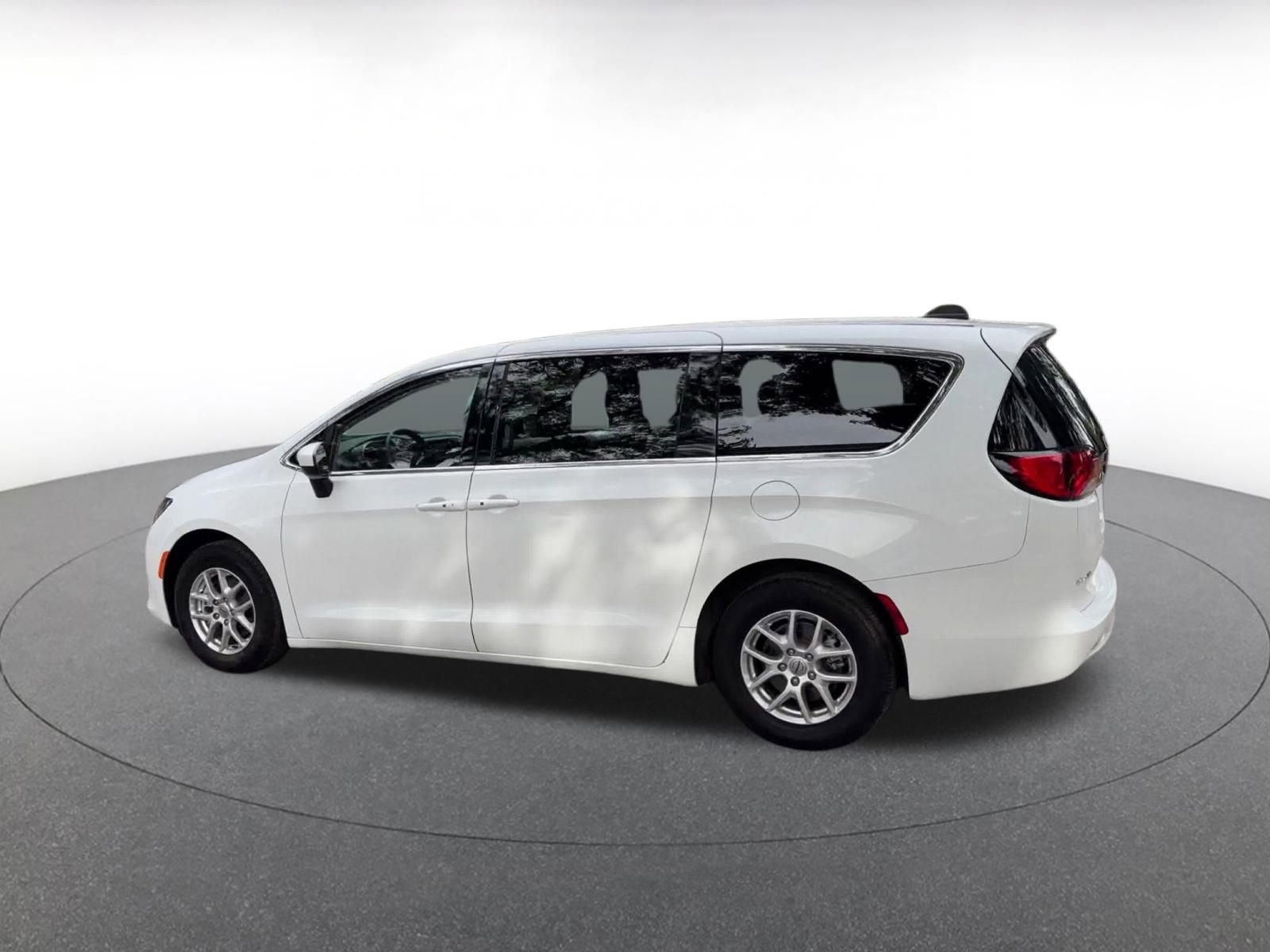 Thumbnail: 2023 Chrysler Voyager - 10