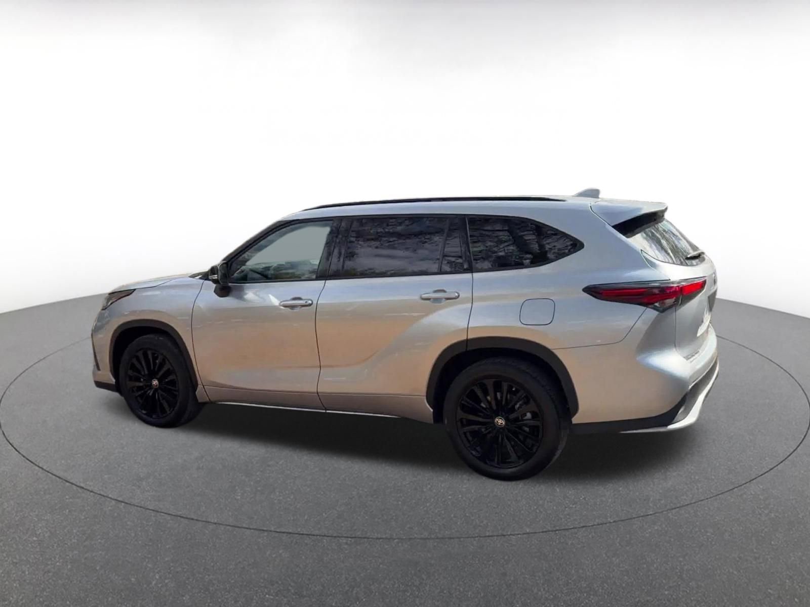 Thumbnail: 2024 Toyota Highlander - 10