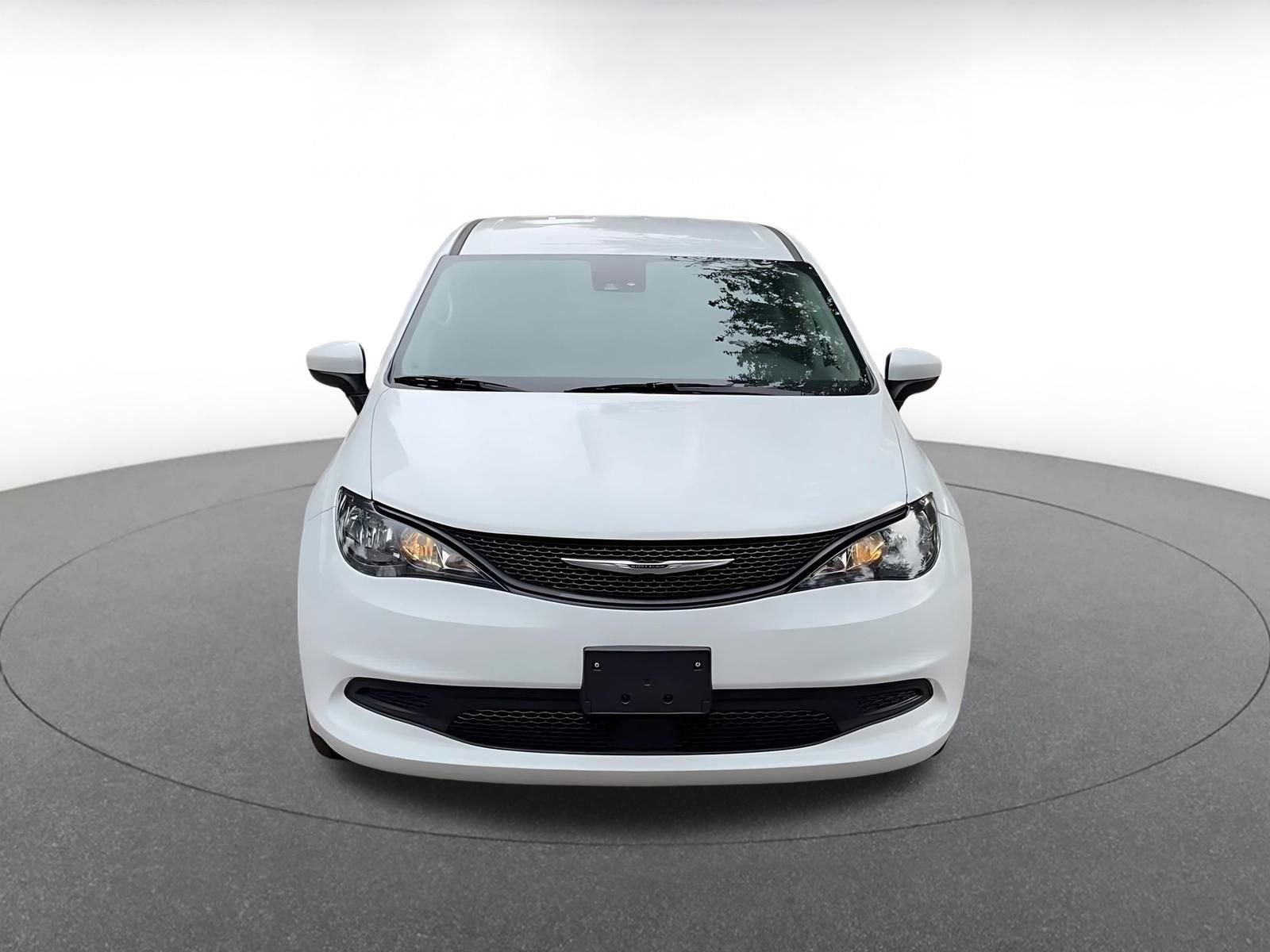 Thumbnail: 2023 Chrysler Voyager - 4