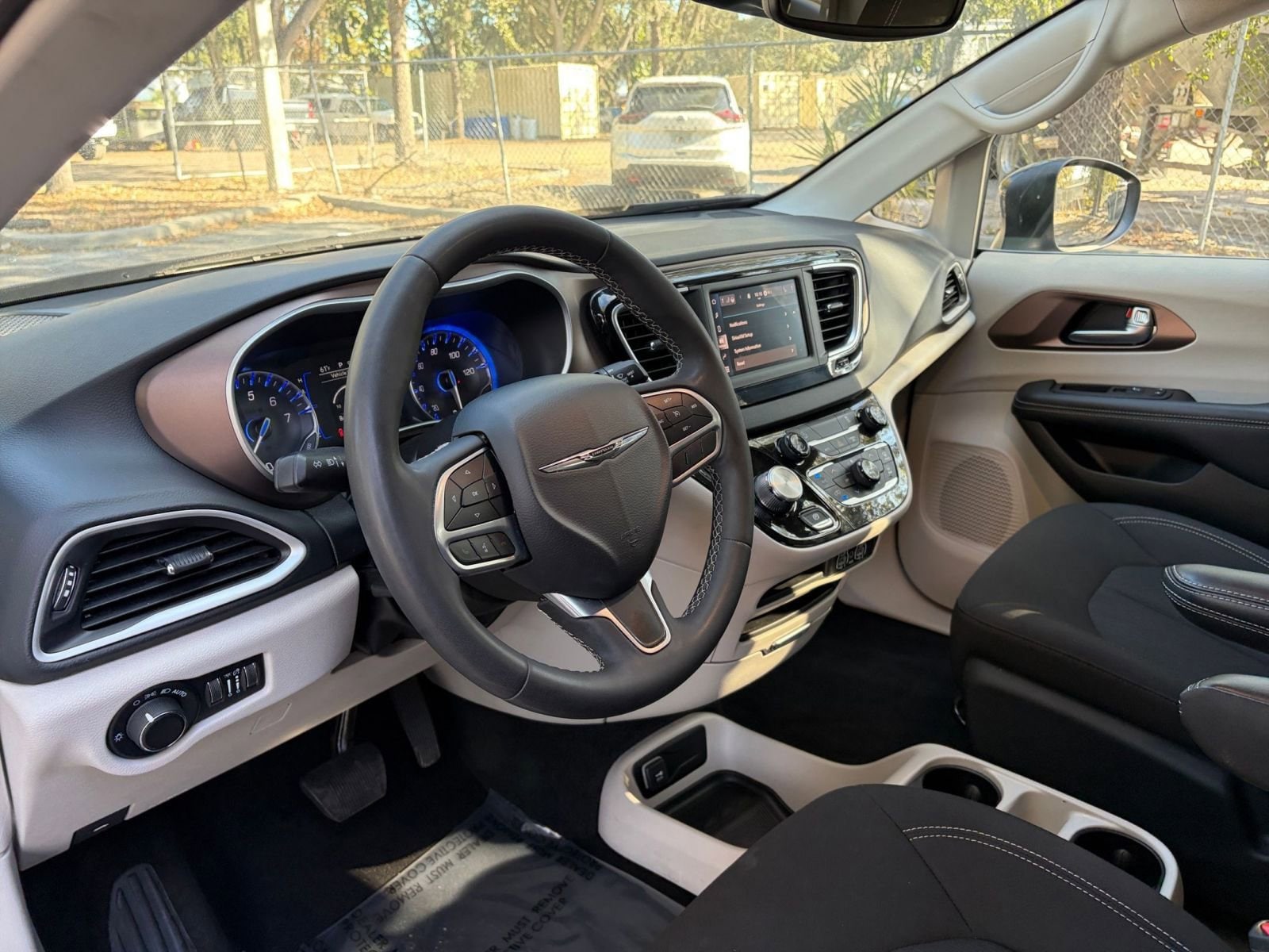 Thumbnail: 2023 Chrysler Voyager - 34