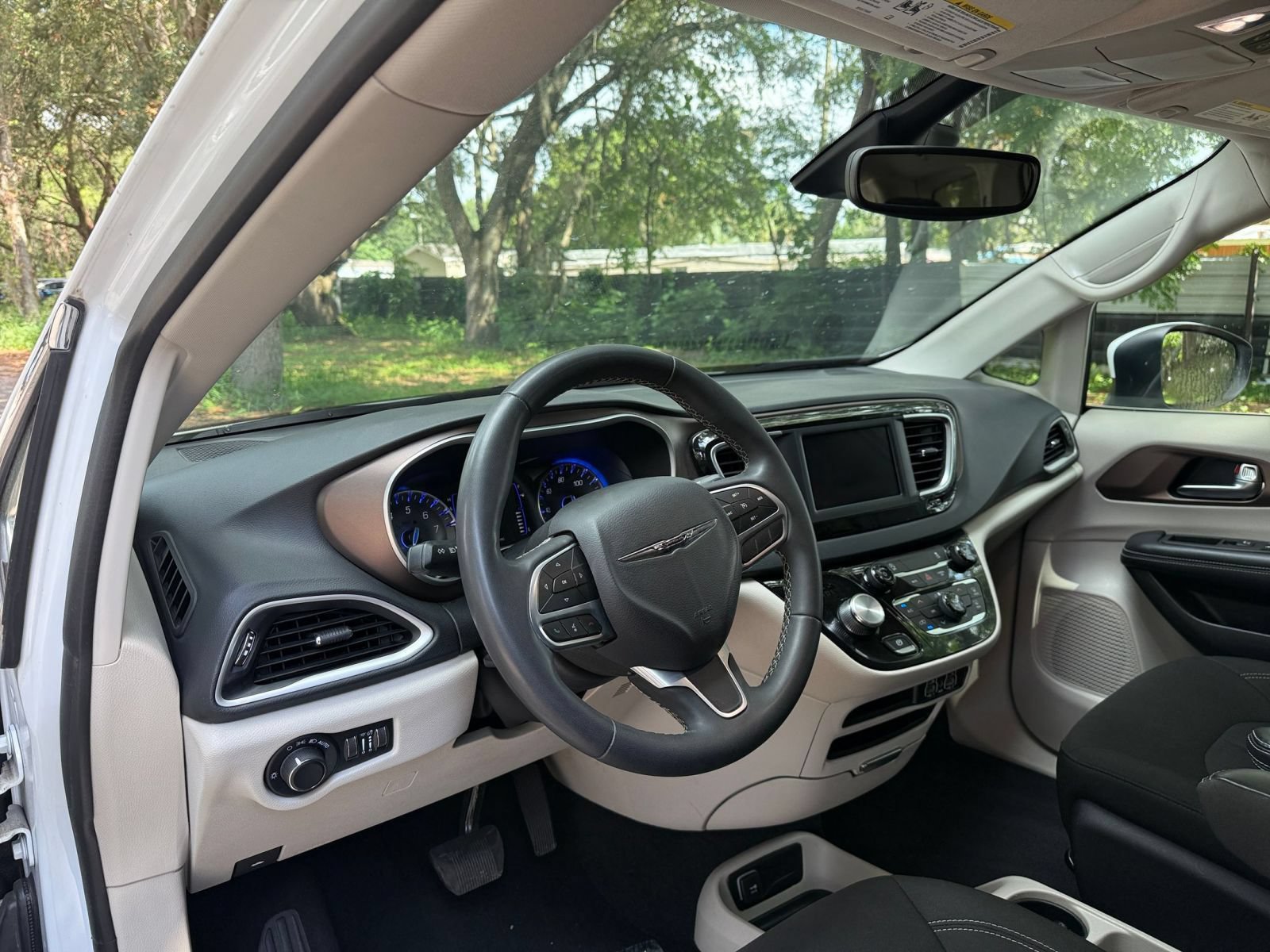 Thumbnail: 2023 Chrysler Voyager - 34