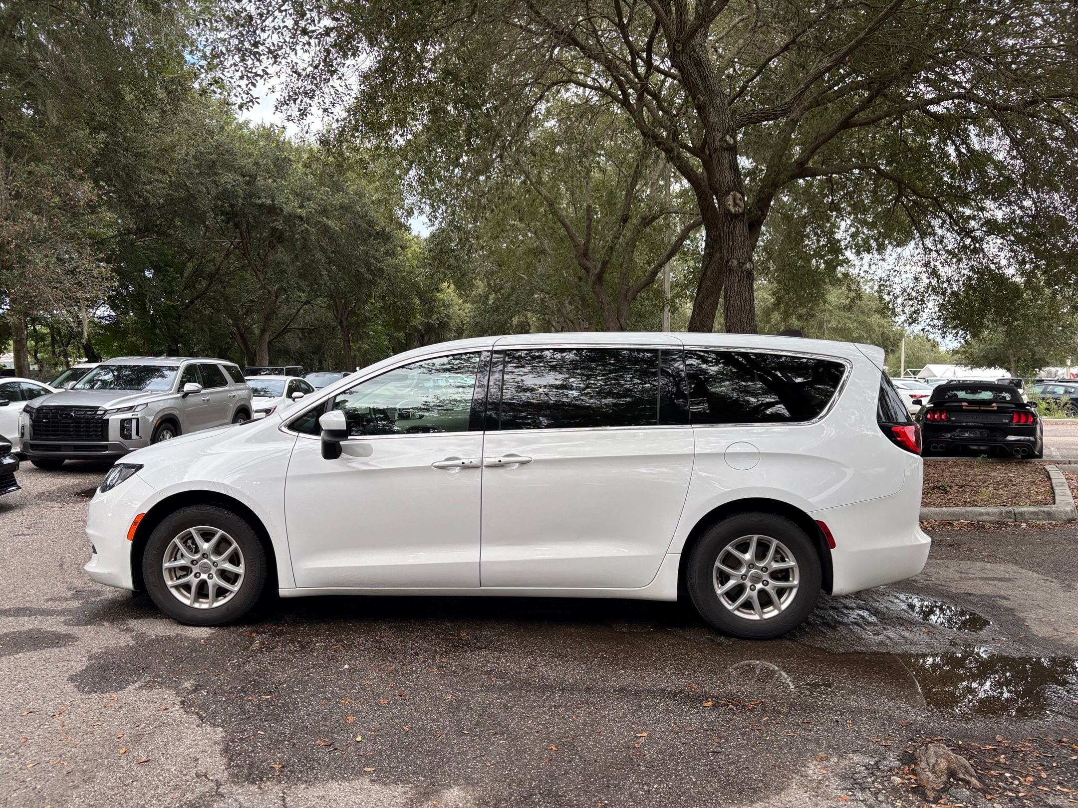Thumbnail: 2023 Chrysler Voyager - 17