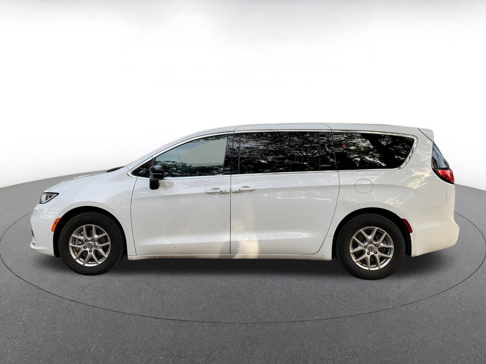 Thumbnail: 2025 Chrysler Pacifica - 4