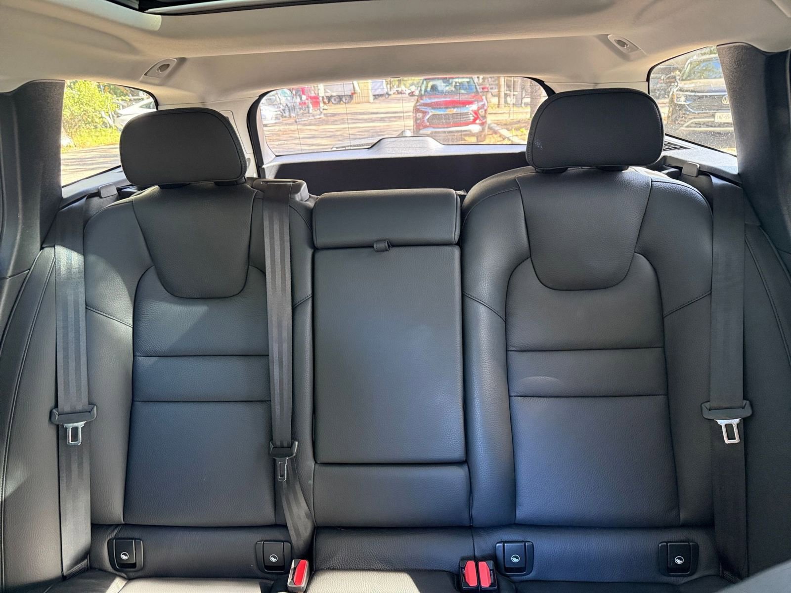 Thumbnail: 2025 Volvo S60 - 33