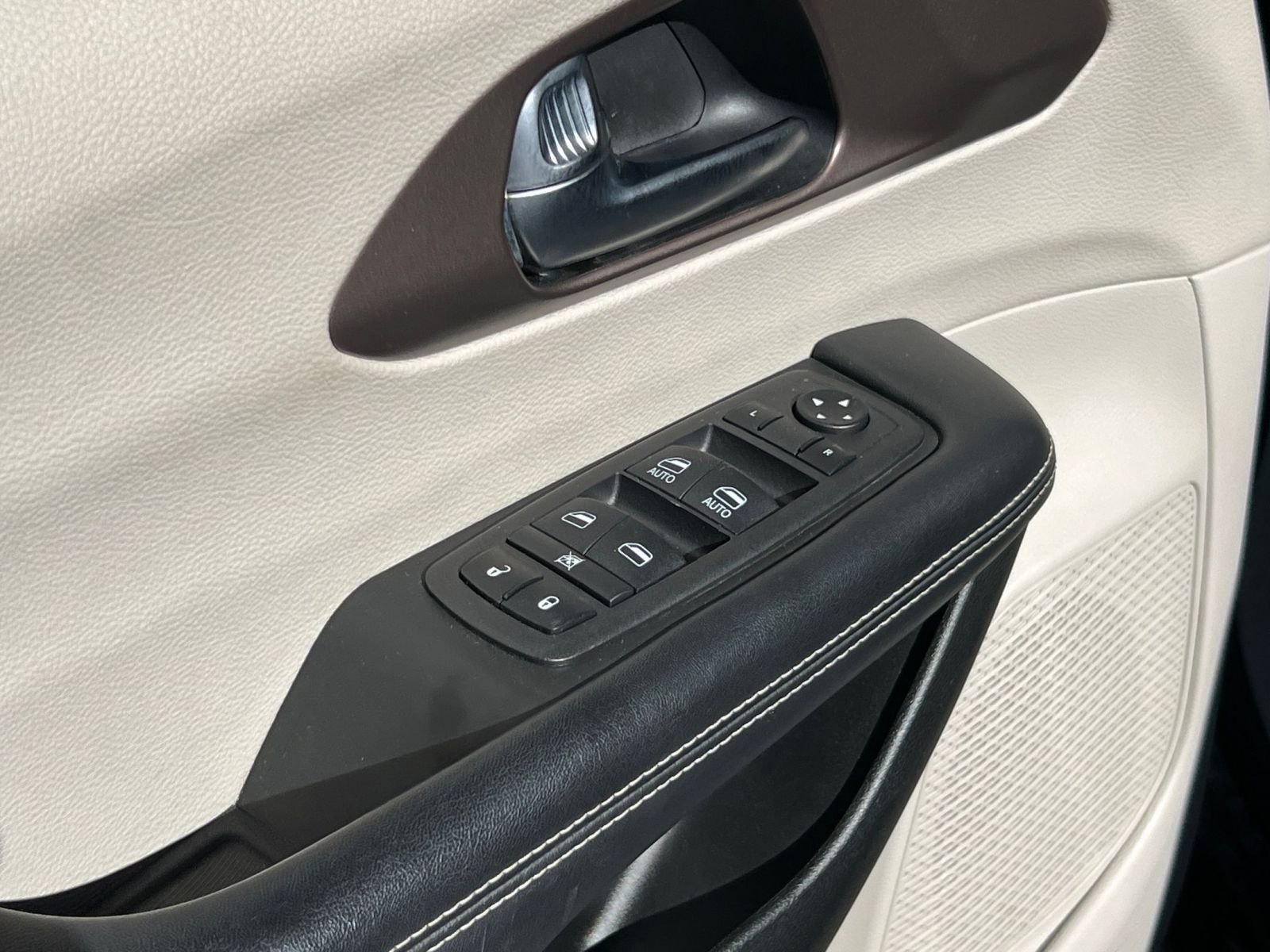 Thumbnail: 2024 Chrysler Voyager - 18