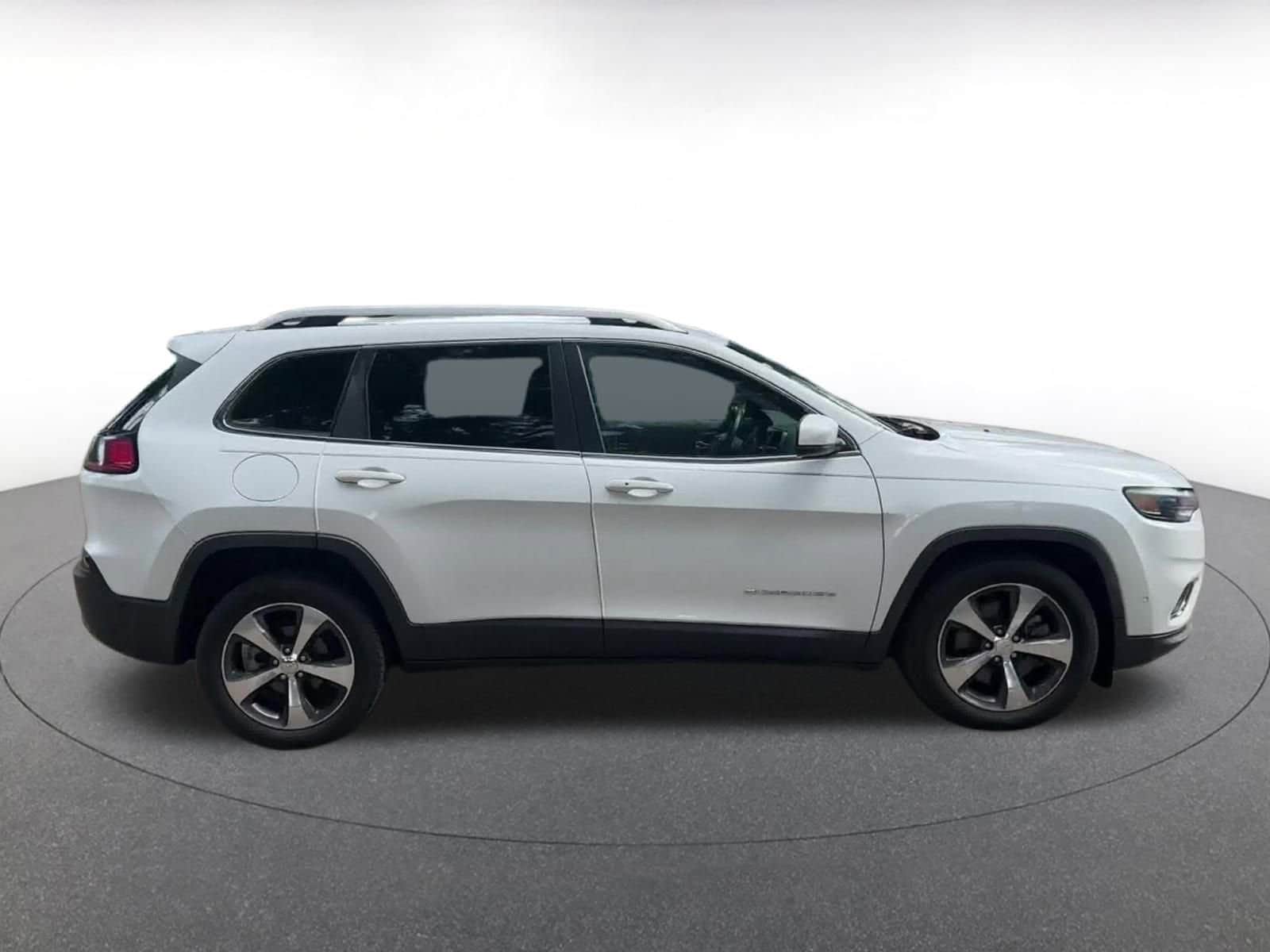 Thumbnail: 2019 Jeep Cherokee - 21