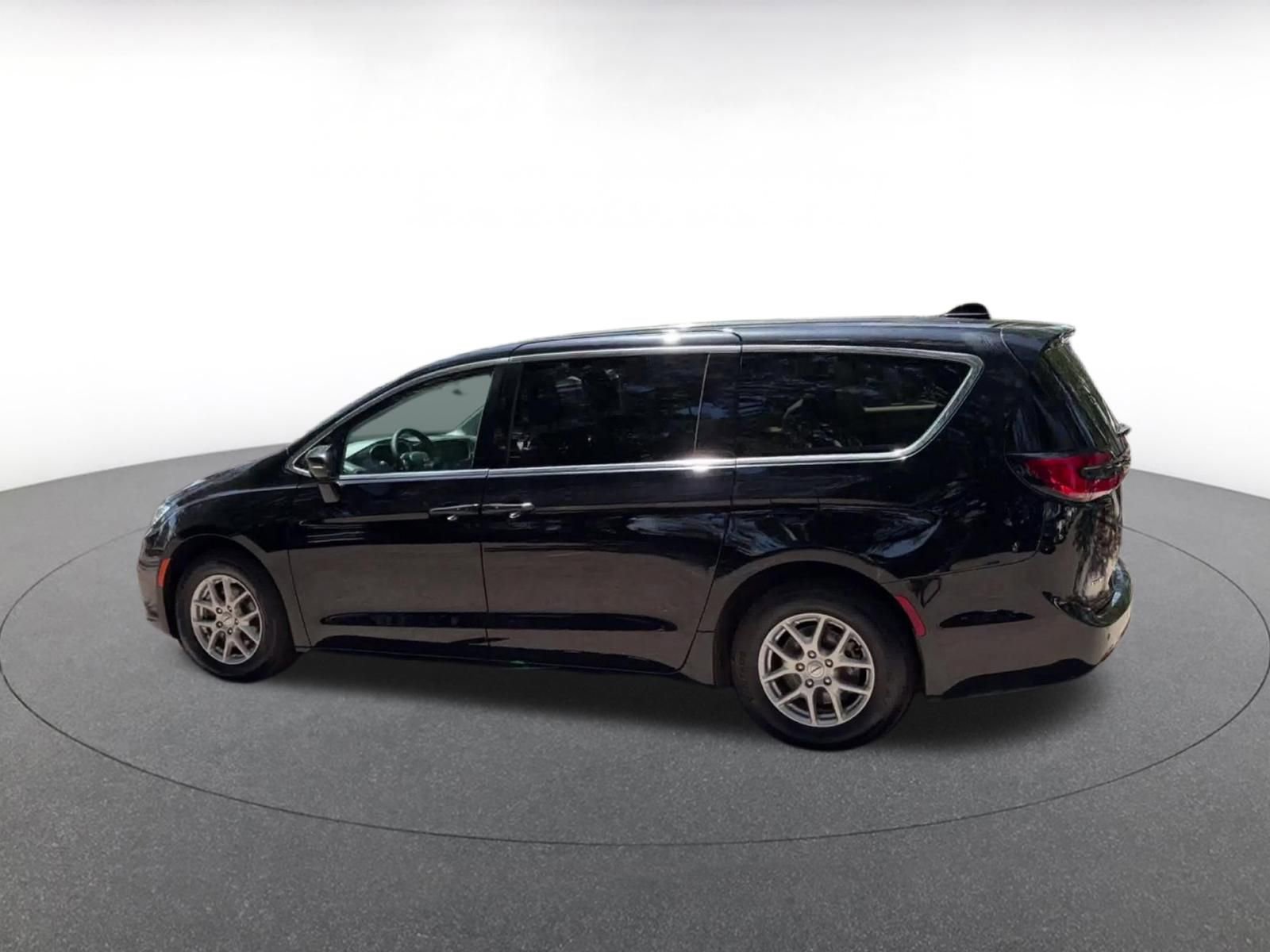 Thumbnail: 2024 Chrysler Pacifica - 10