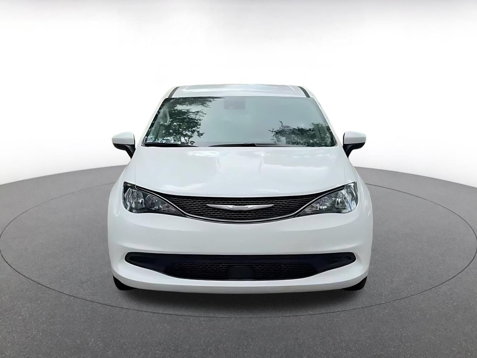 Thumbnail: 2023 Chrysler Voyager - 4