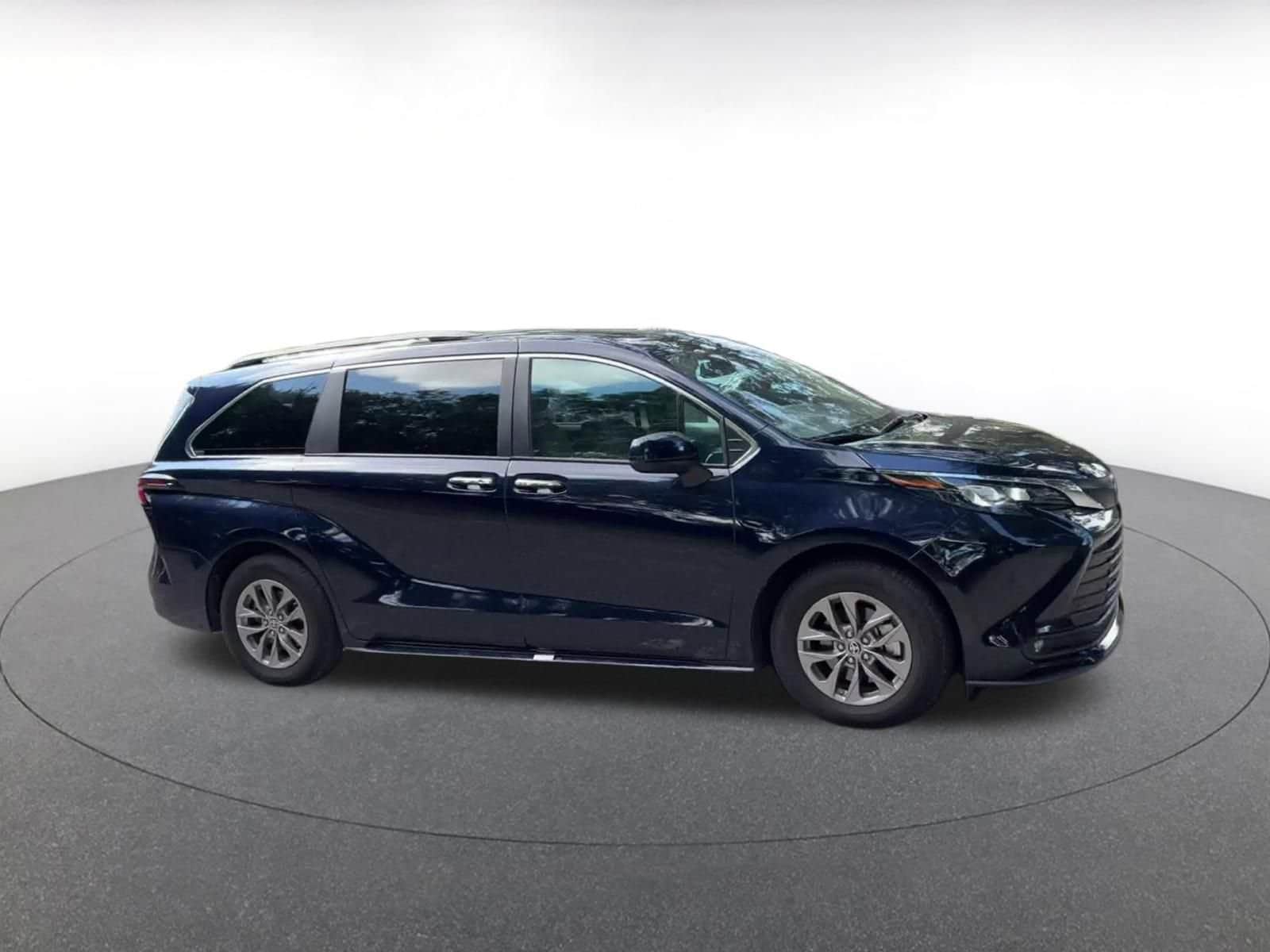 Thumbnail: 2025 Toyota Sienna - 2