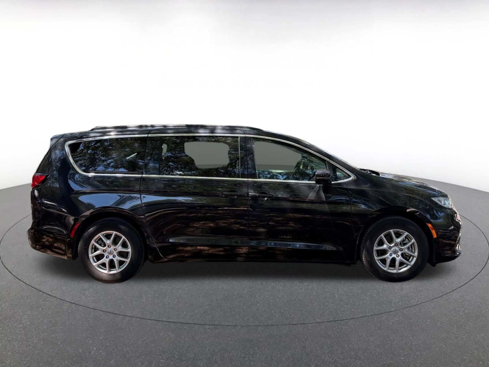 Thumbnail: 2022 Chrysler Pacifica - 8