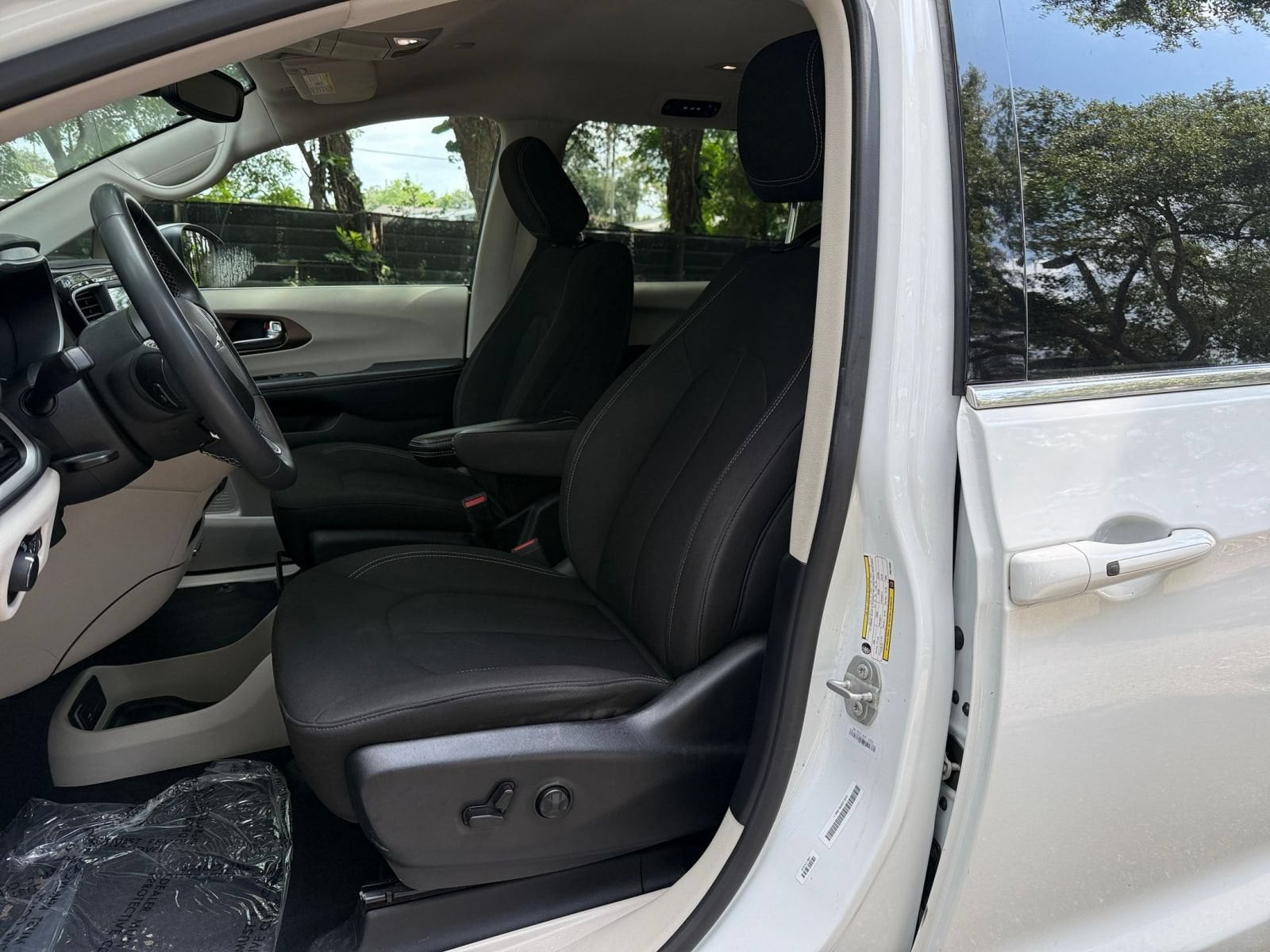 Thumbnail: 2023 Chrysler Voyager - 31
