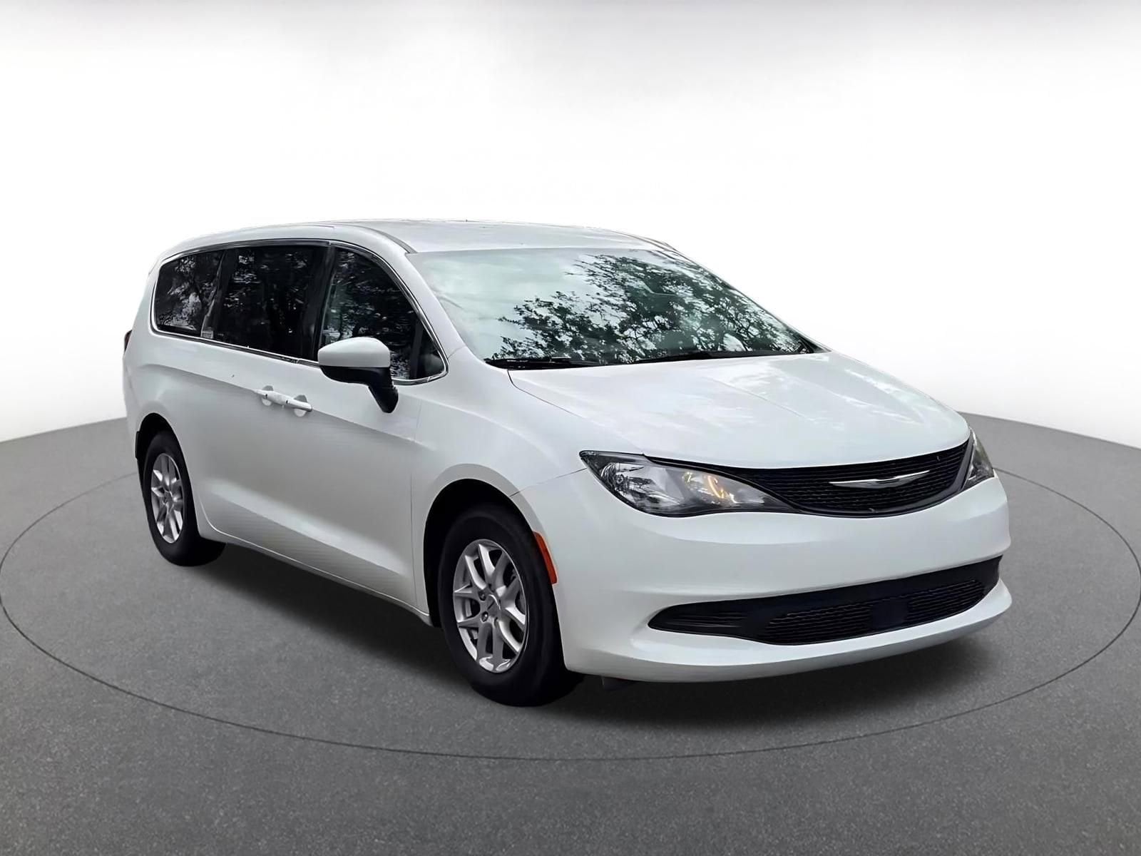 Thumbnail: 2022 Chrysler Voyager - 3