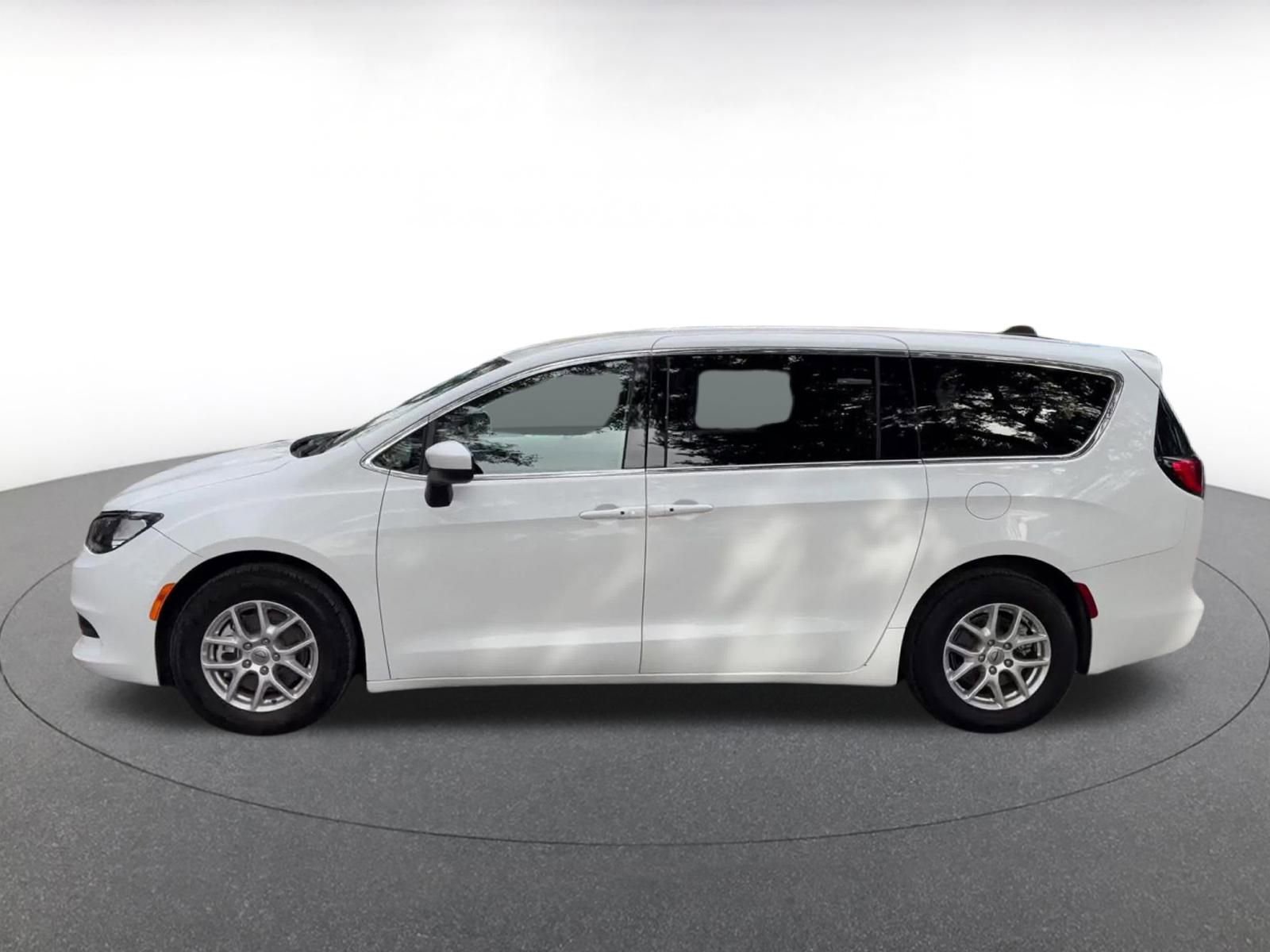 Thumbnail: 2023 Chrysler Voyager - 9