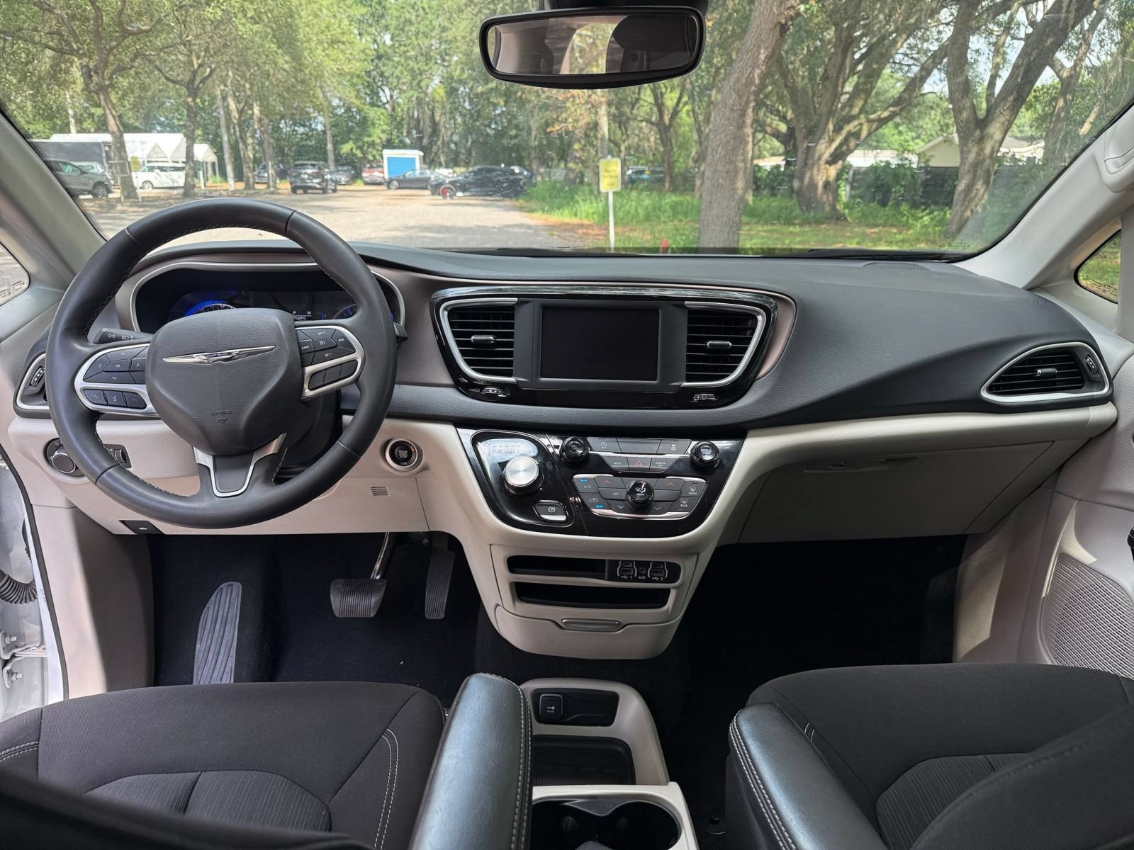 Thumbnail: 2023 Chrysler Voyager - 33