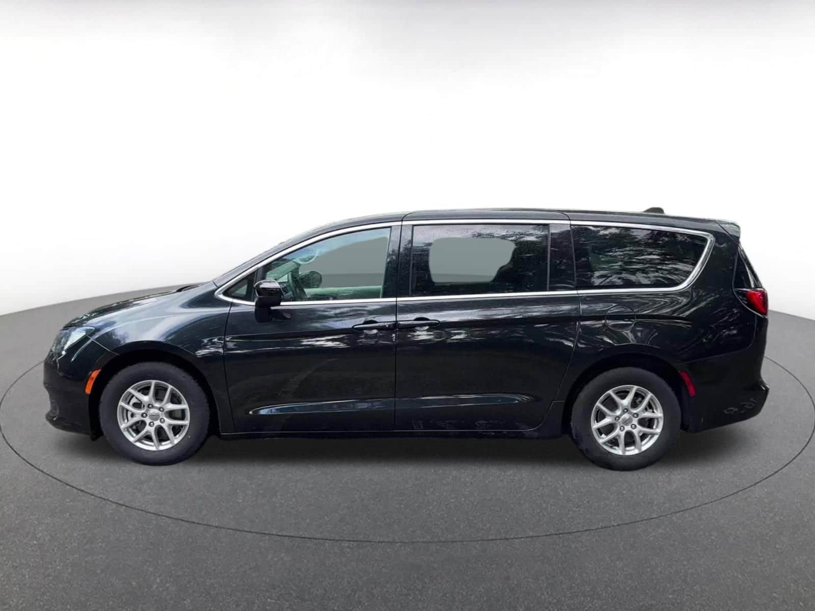 Thumbnail: 2024 Chrysler Voyager - 9