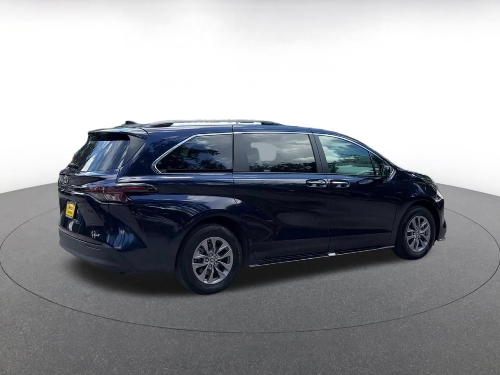 Thumbnail: 2025 Toyota Sienna - 14