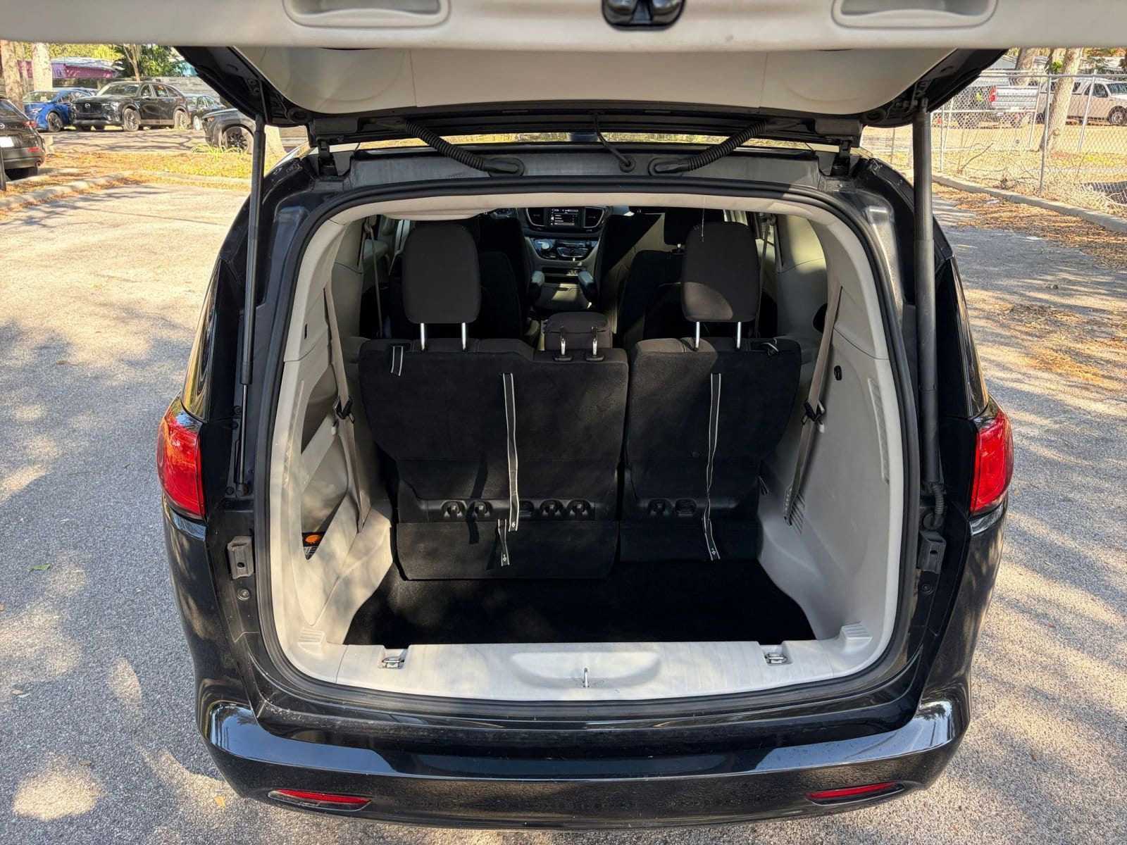 Thumbnail: 2023 Chrysler Voyager - 31