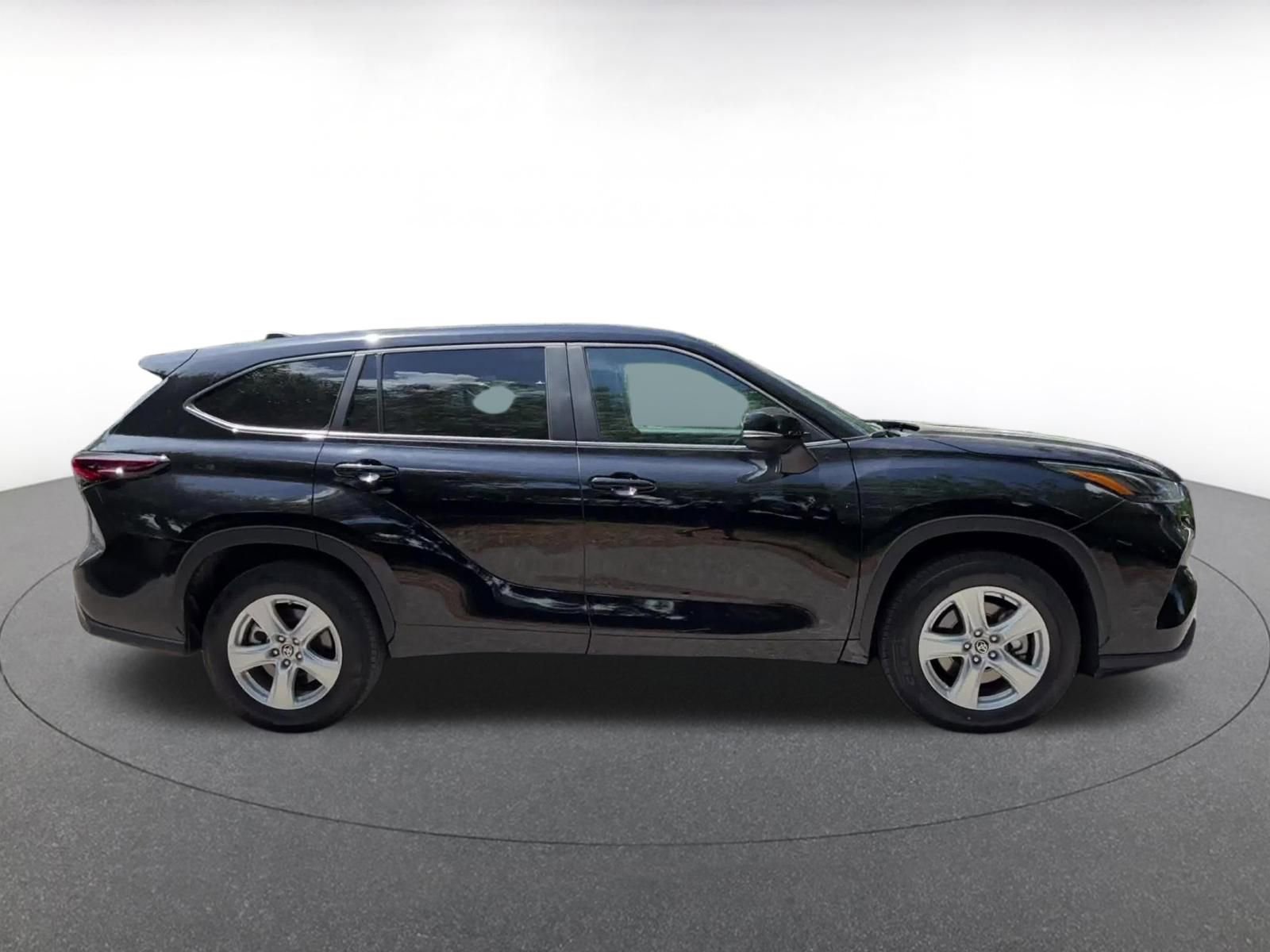 Thumbnail: 2025 Toyota Highlander - 16
