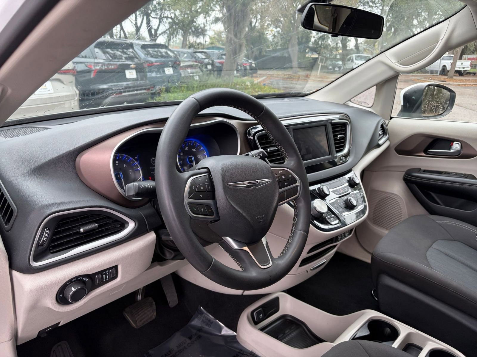 Thumbnail: 2022 Chrysler Voyager - 33