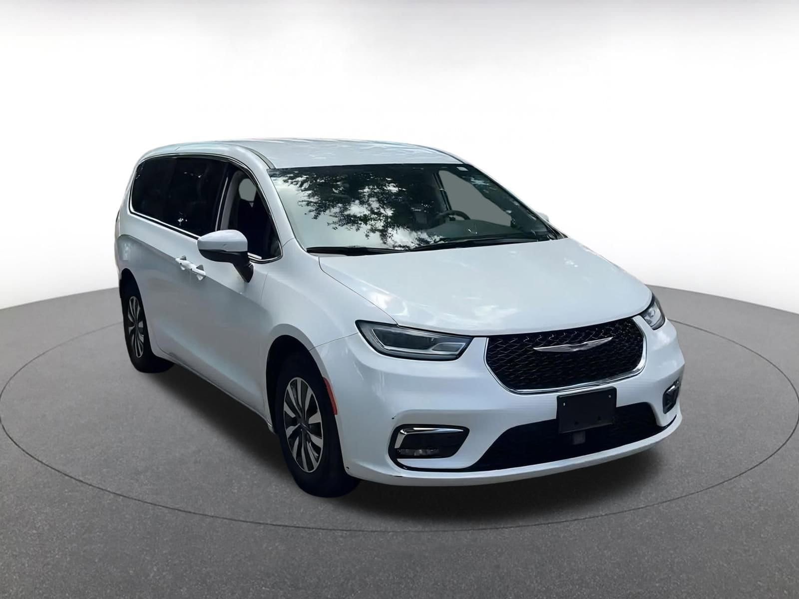 Thumbnail: 2023 Chrysler Pacifica - 3