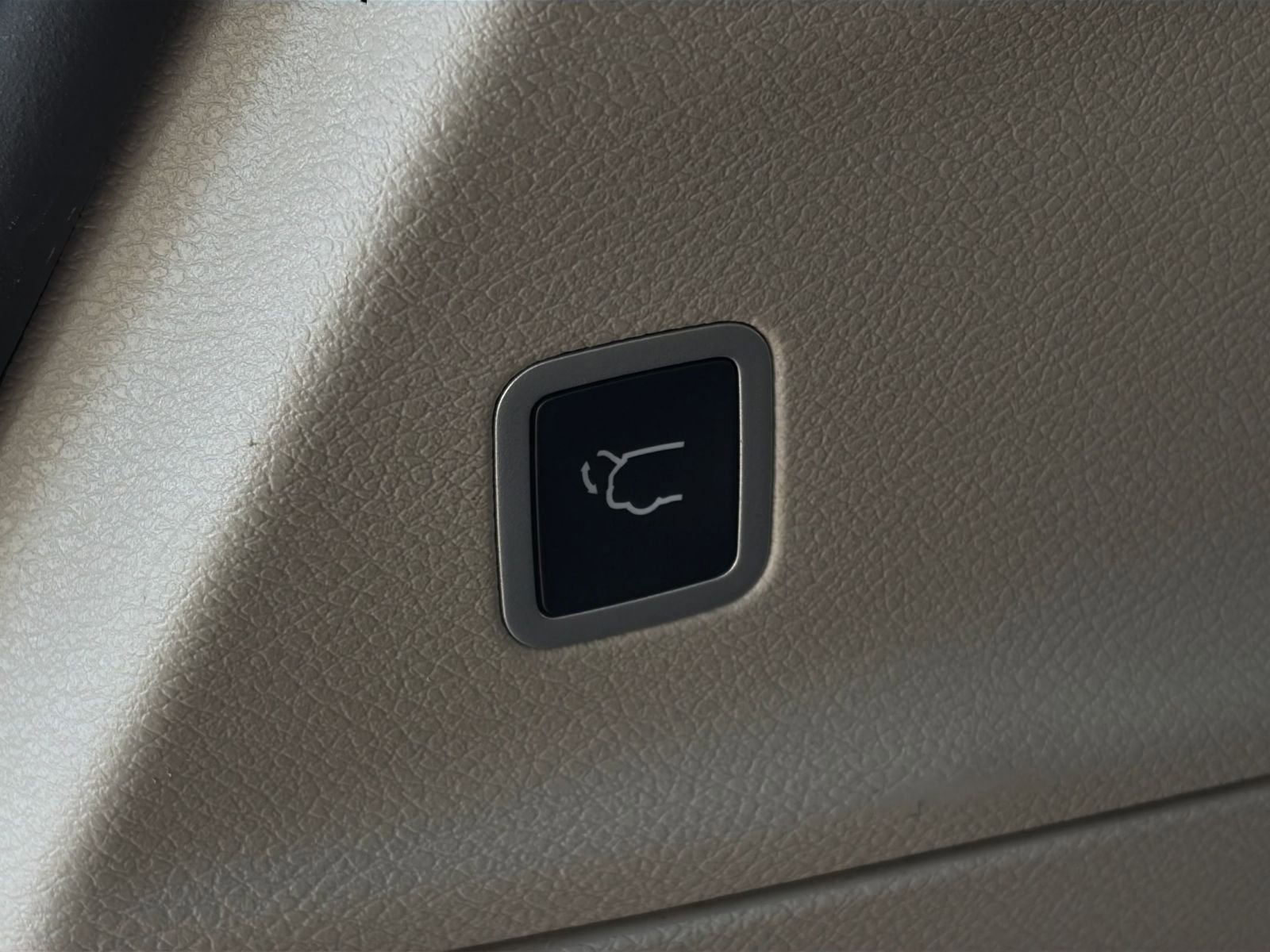 Thumbnail: 2023 Chrysler Voyager - 23