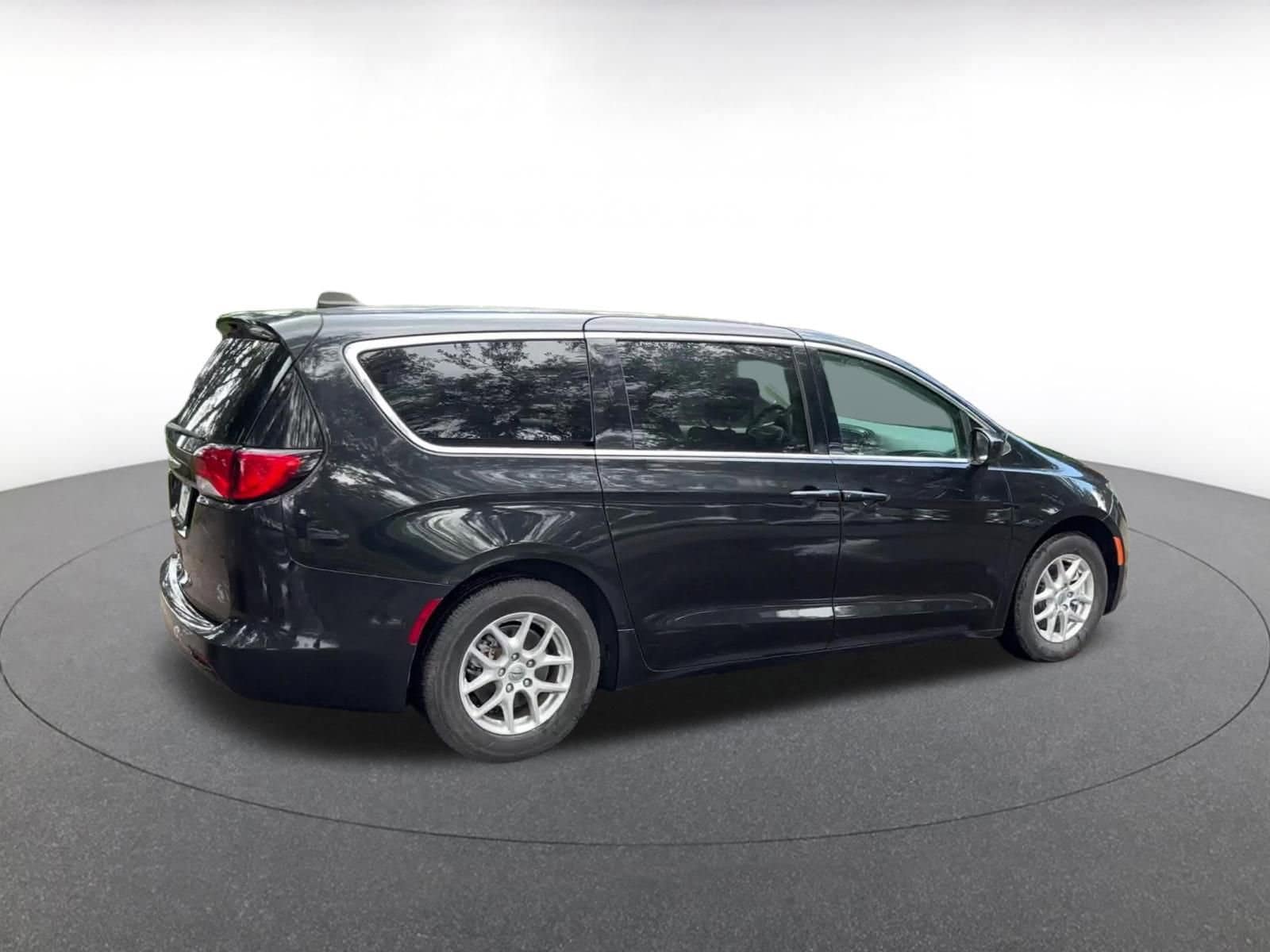 Thumbnail: 2024 Chrysler Voyager - 14