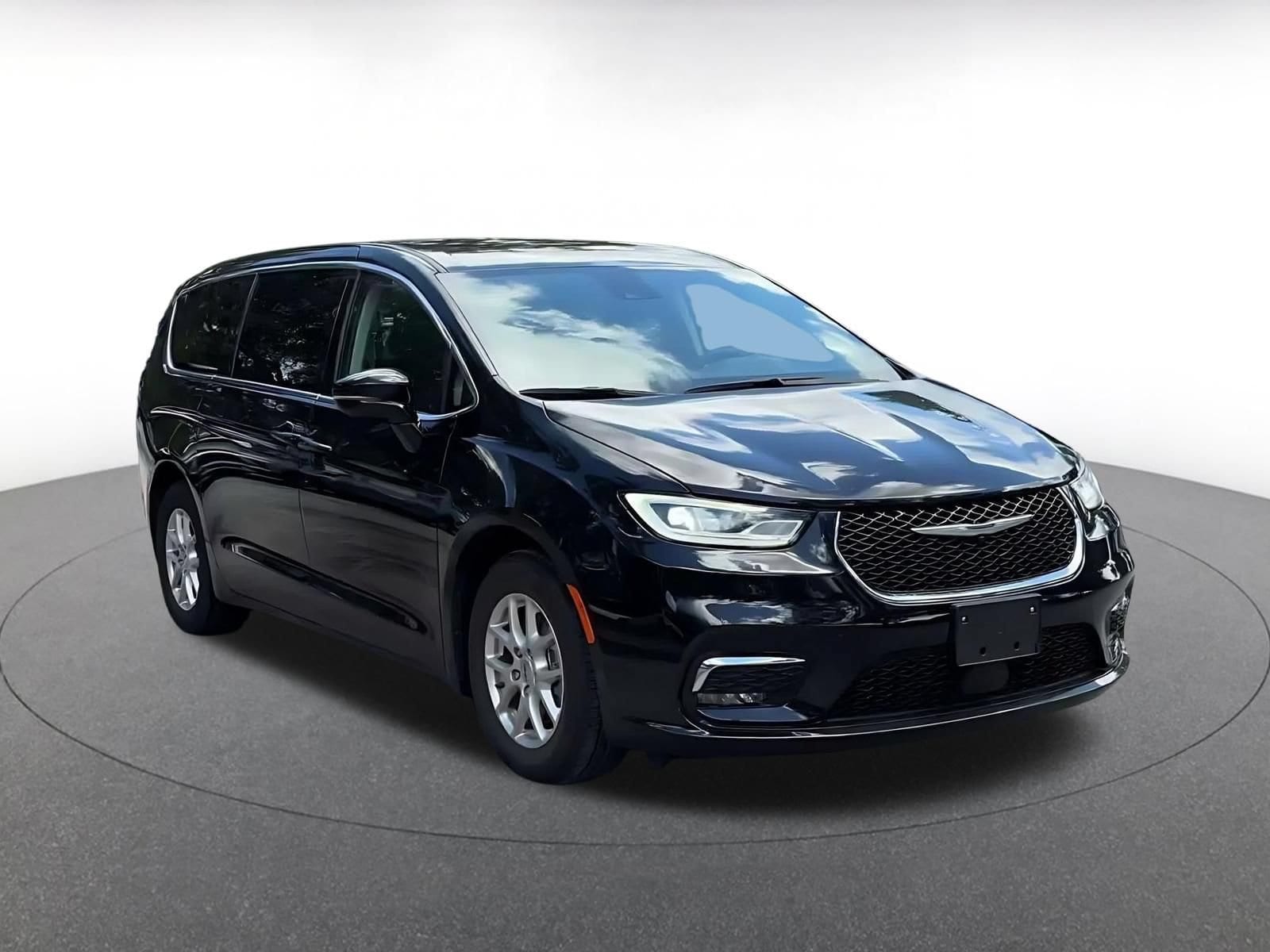 Thumbnail: 2024 Chrysler Pacifica - 3