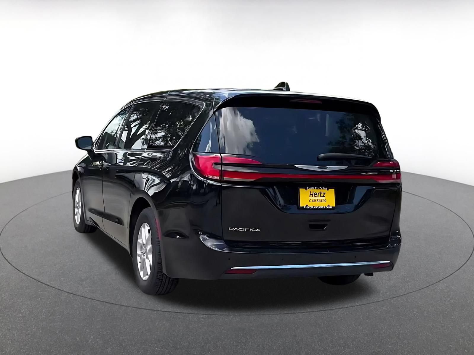 Thumbnail: 2024 Chrysler Pacifica - 10