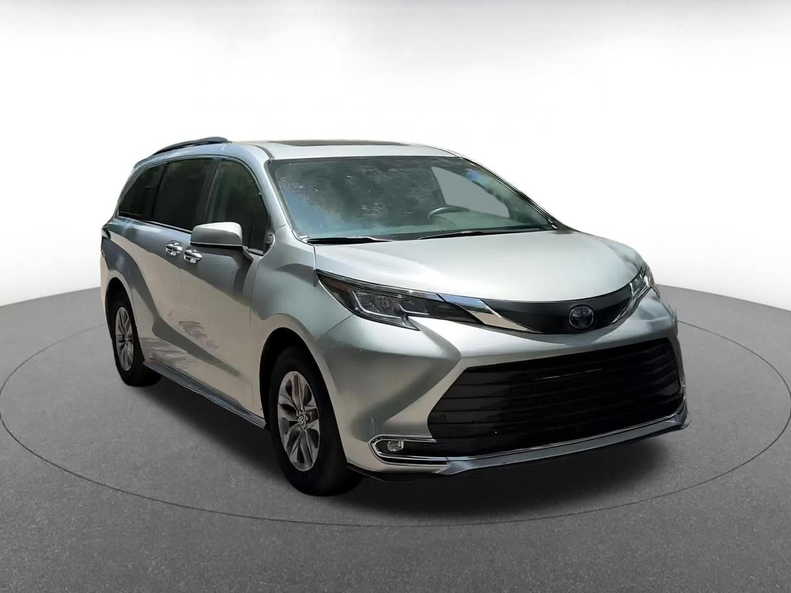 Thumbnail: 2023 Toyota Sienna - 3