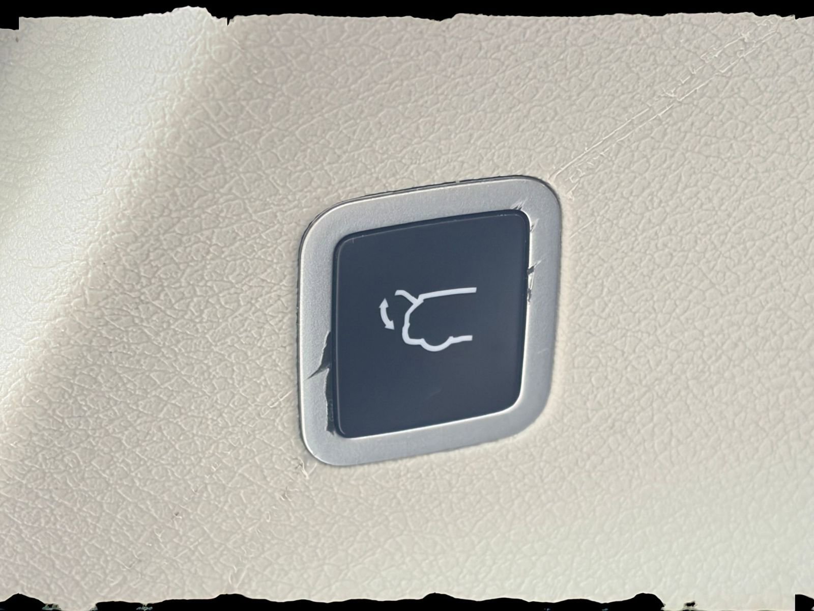 Thumbnail: 2022 Chrysler Voyager - 23