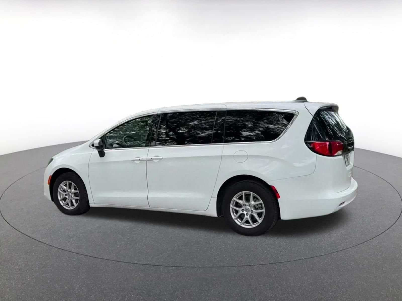 Thumbnail: 2023 Chrysler Voyager - 10