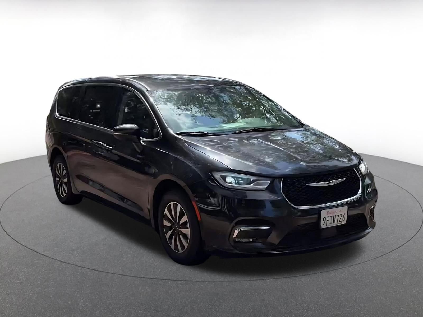 Thumbnail: 2023 Chrysler Pacifica - 3