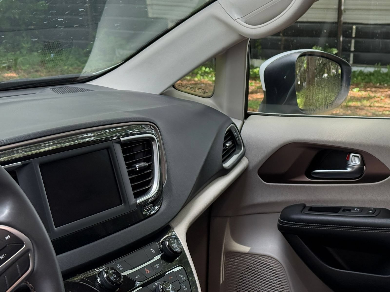 Thumbnail: 2023 Chrysler Voyager - 35