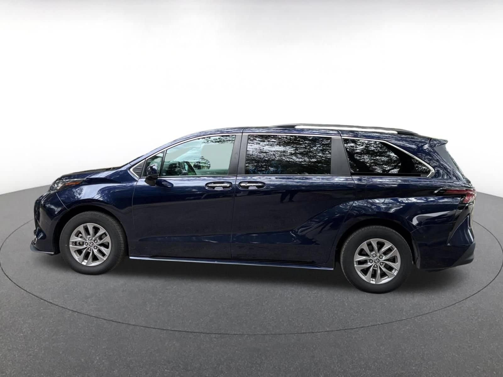 Thumbnail: 2024 Toyota Sienna - 8