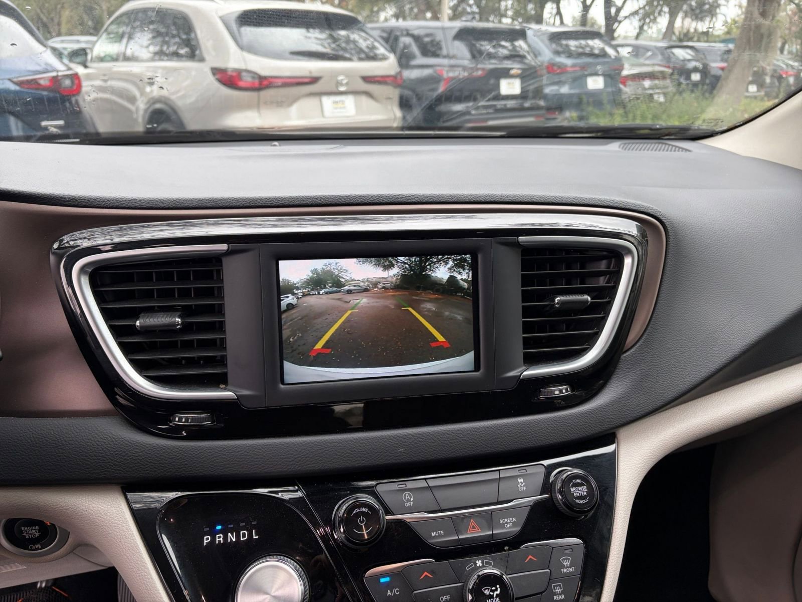 Thumbnail: 2022 Chrysler Voyager - 18