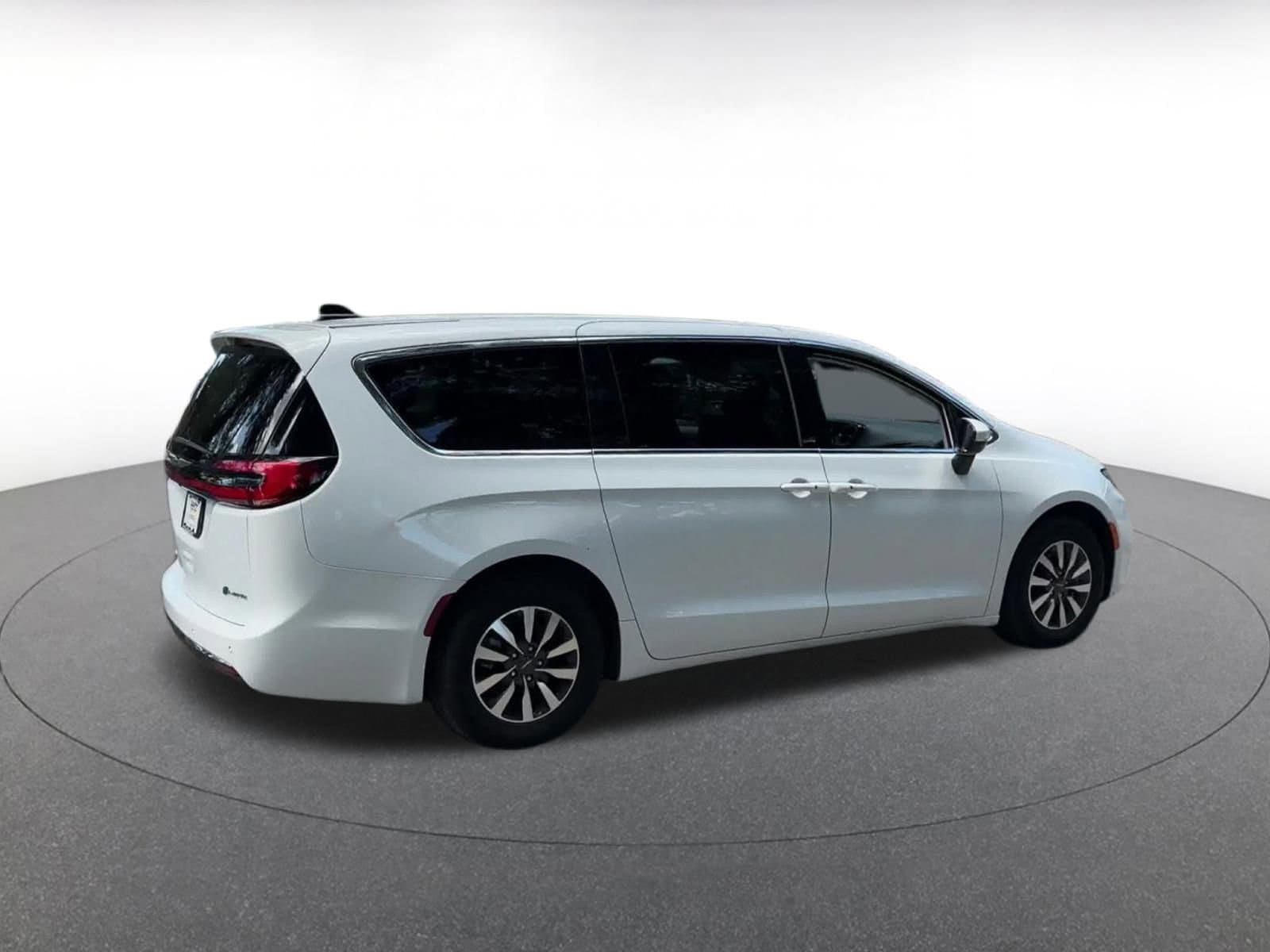 Thumbnail: 2023 Chrysler Pacifica - 15