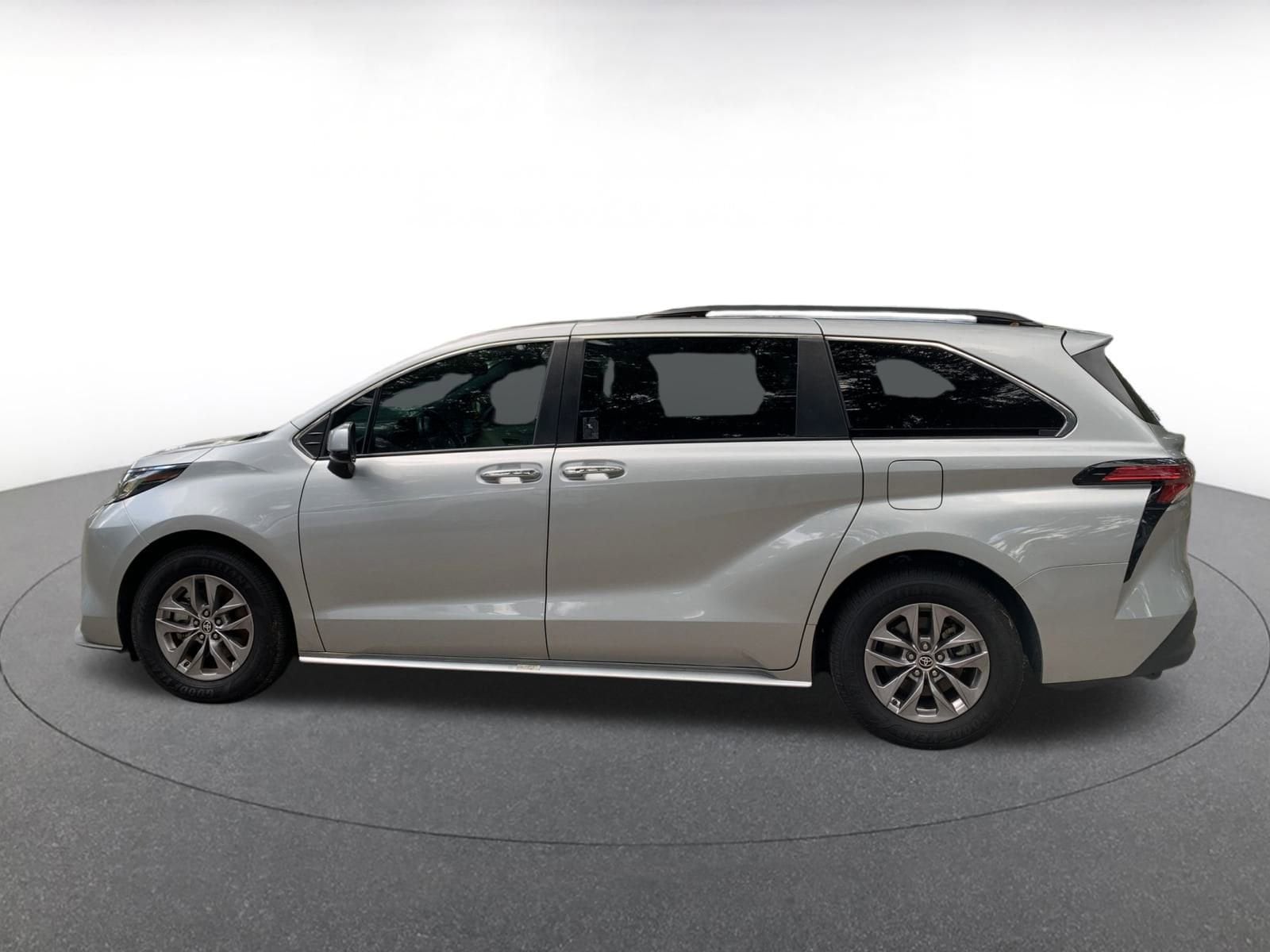 Thumbnail: 2022 Toyota Sienna - 4