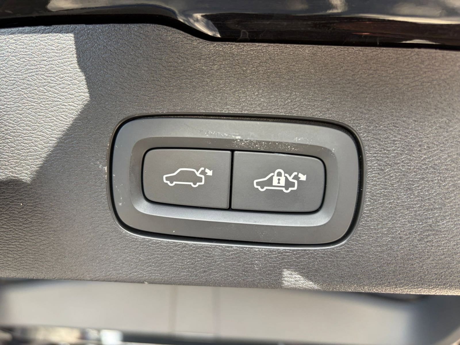 Thumbnail: 2025 Volvo S60 - 20