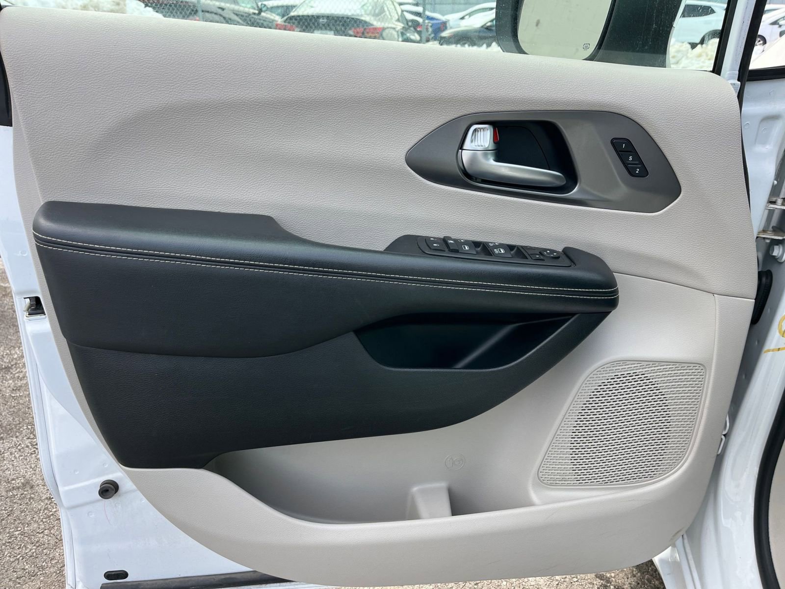 Thumbnail: 2023 Chrysler Pacifica - 21