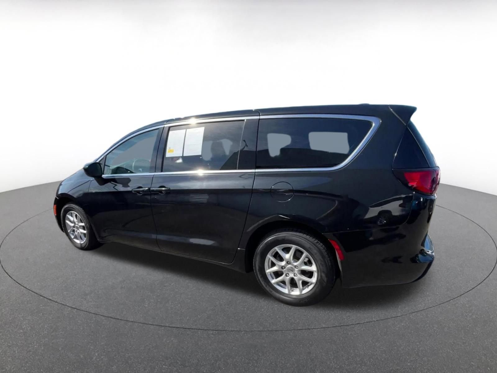 Thumbnail: 2023 Chrysler Voyager - 10