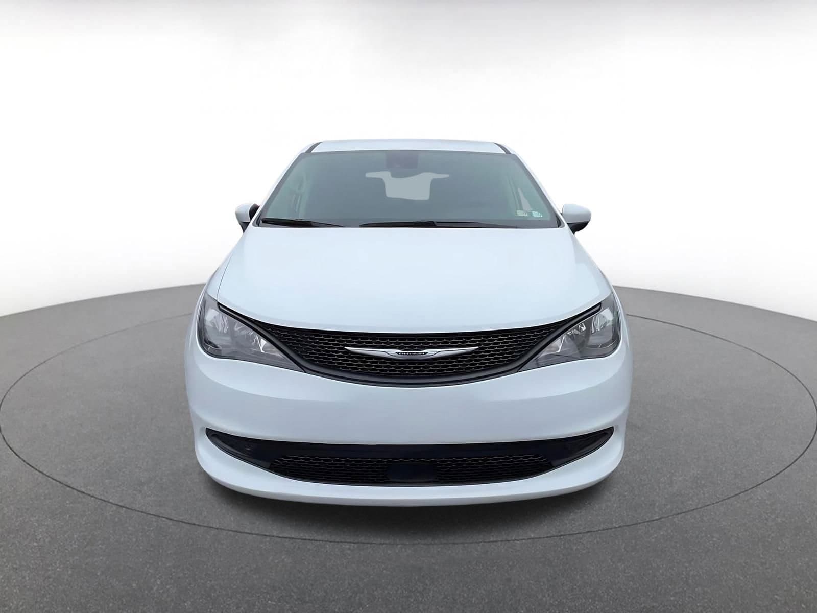 Thumbnail: 2023 Chrysler Voyager - 5