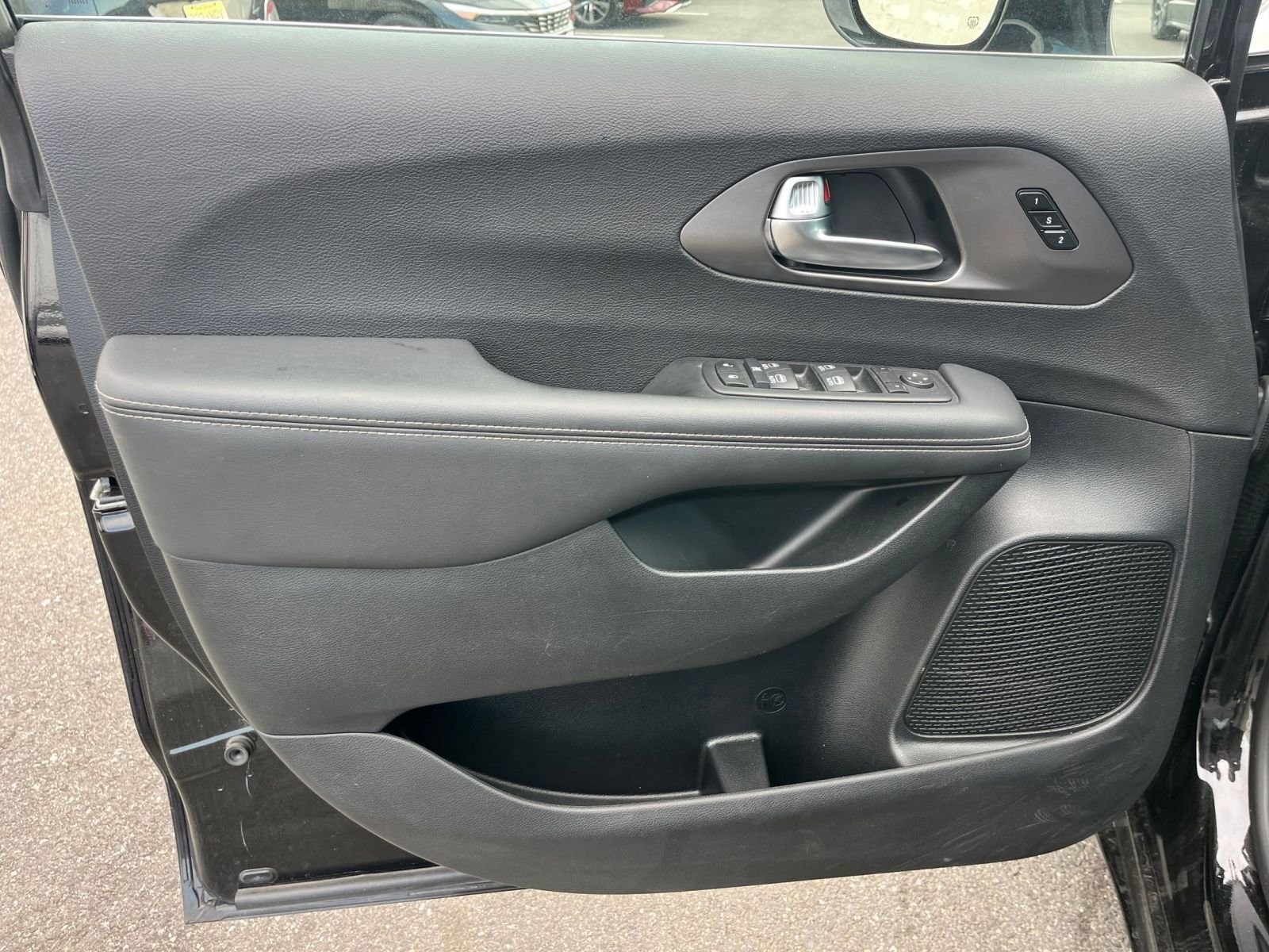 Thumbnail: 2025 Chrysler Pacifica - 18