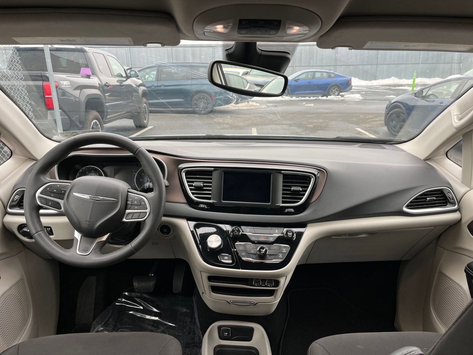 Thumbnail: 2023 Chrysler Voyager - 35