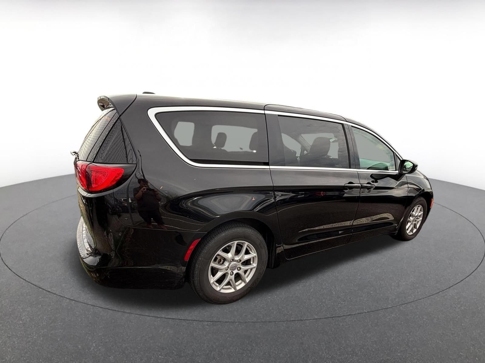 Thumbnail: 2024 Chrysler Voyager - 10