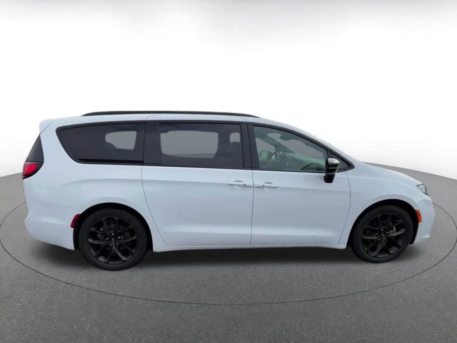 Thumbnail: 2025 Chrysler Pacifica - 16