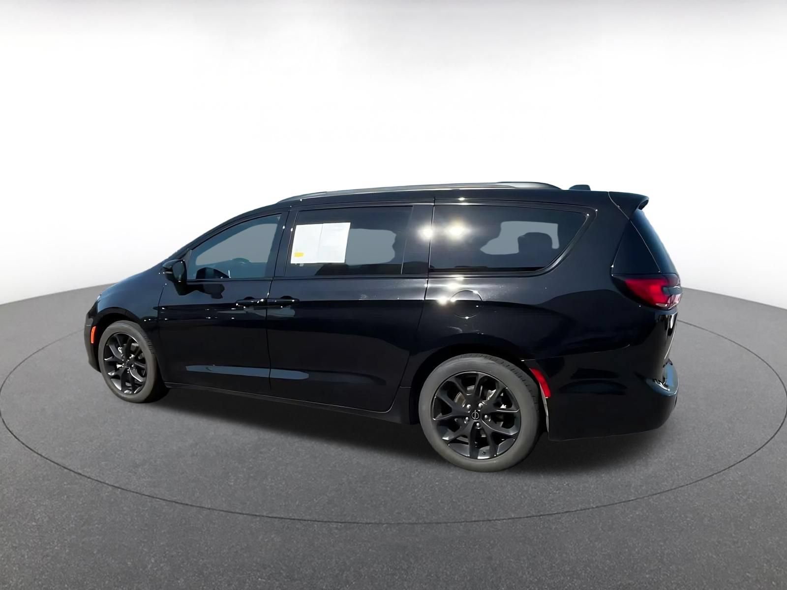 Thumbnail: 2025 Chrysler Pacifica - 9