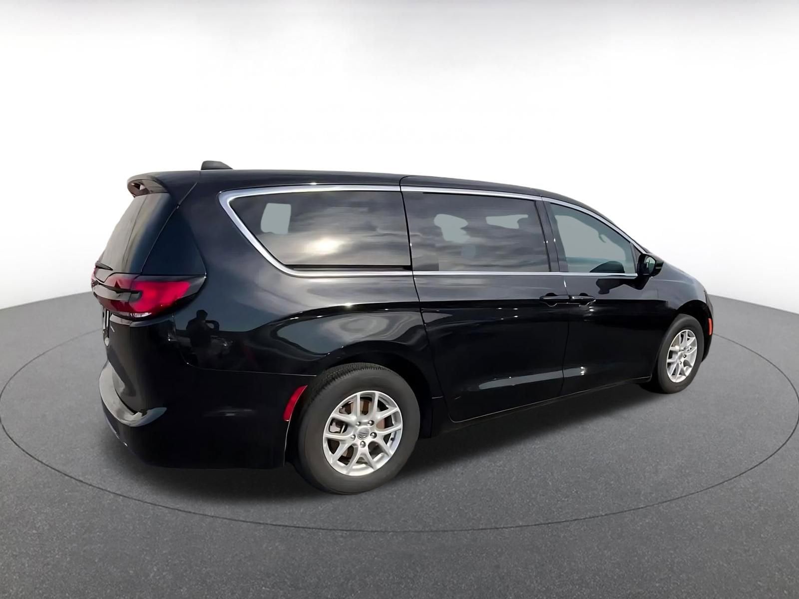 Thumbnail: 2025 Chrysler Pacifica - 13